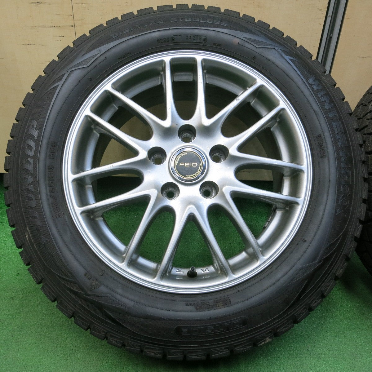 *送料無料* バリ溝！9.5分★スタッドレス 205/65R16 ダンロップ ウインターマックス WM01 FEID 16インチ PCD114.3/5H★4042612イス