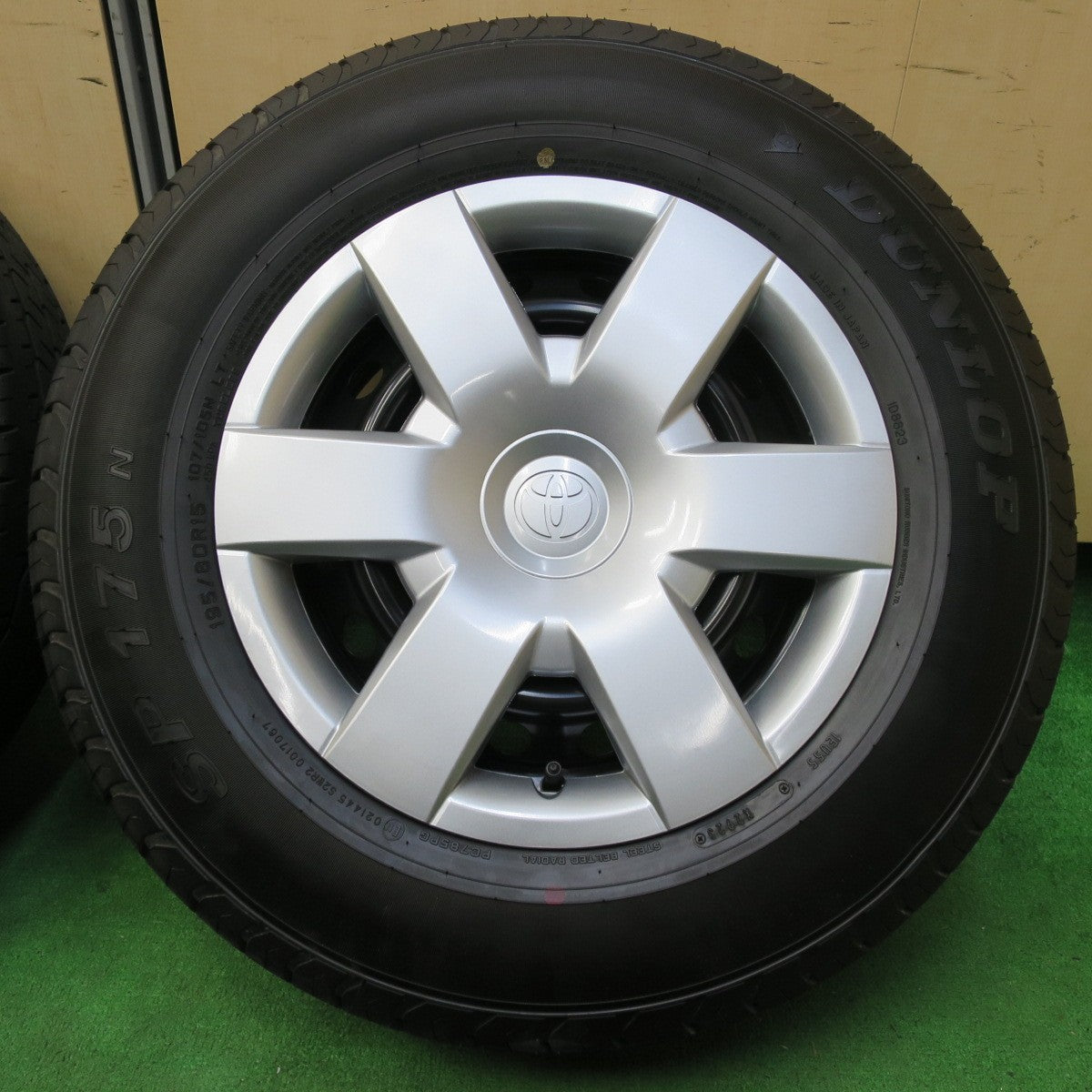 *送料無料* 新車外し！23年★トヨタ 200系 ハイエース 純正 スチール 195/80R15 107/105N ダンロップ SP175N 15インチ PCD139.7/6H★4072207イノ