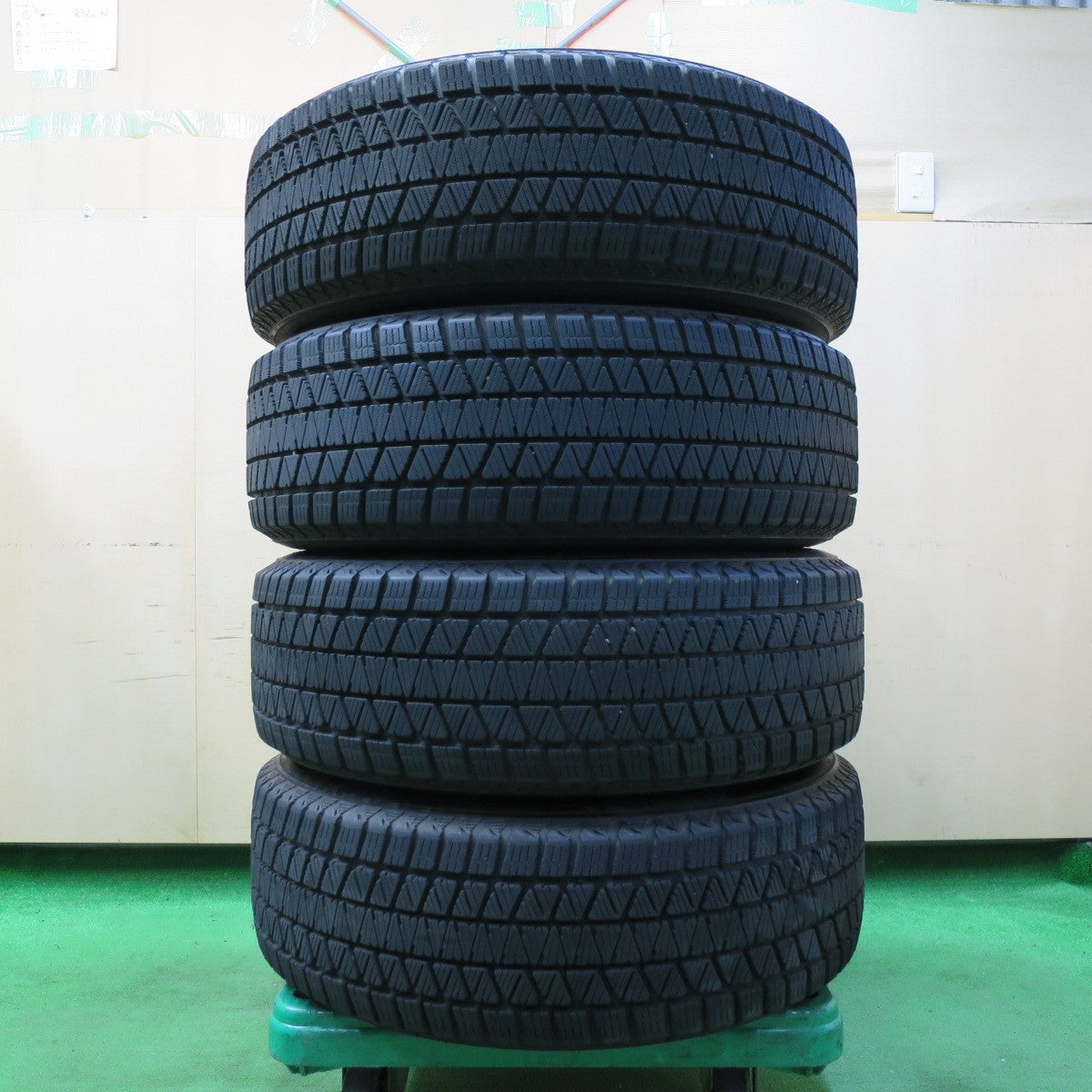 *送料無料* バリ溝！キレイ！8.5分★スタッドレス 225/65R17 ブリヂストン ブリザック DM-V3 Exceeder エクシーダー 17インチ PCD114.3/5H★4061203イス