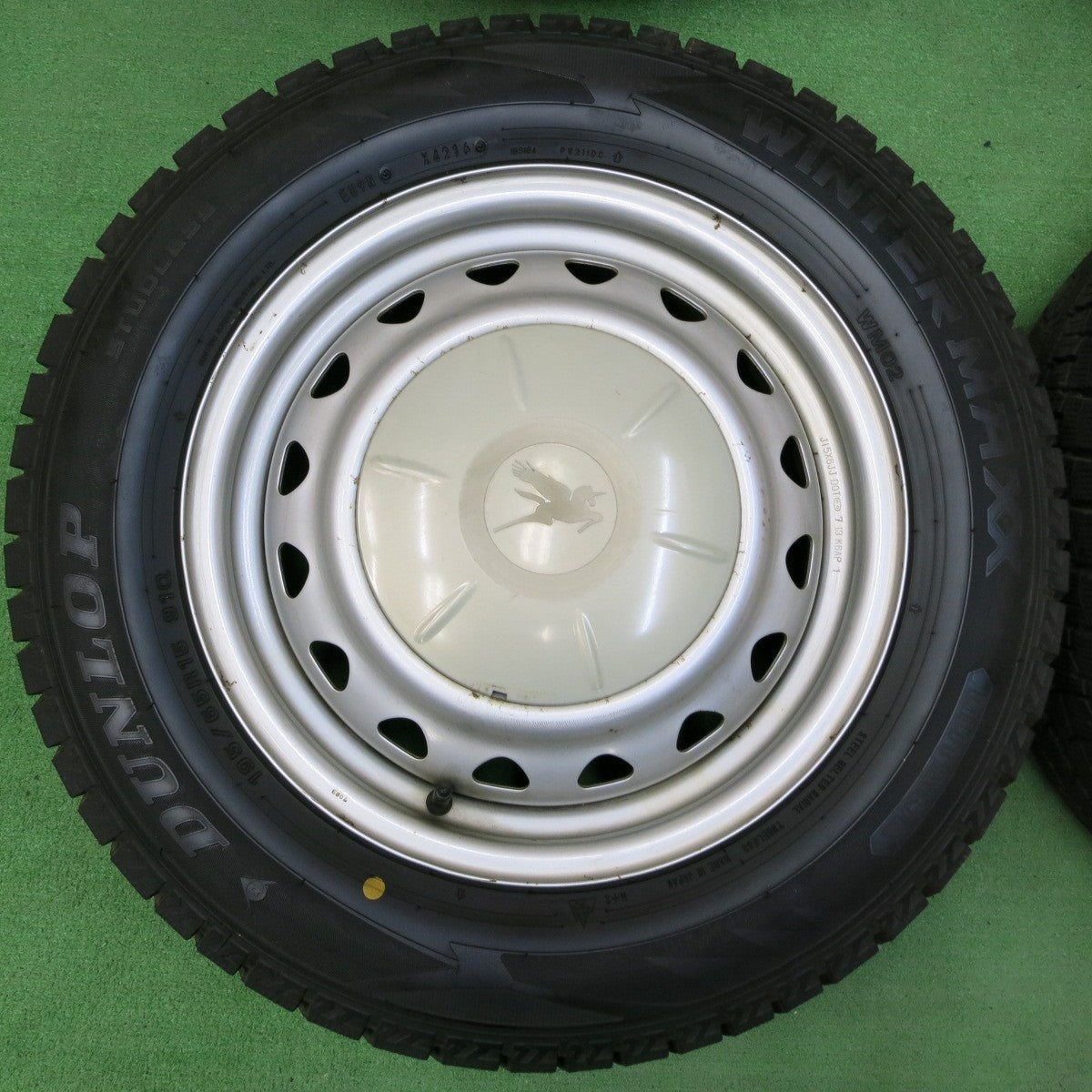 *送料無料* バリ溝！キレイ！9.5分以上★スタッドレス 195/65R15 ダンロップ ウインターマックス WM02 スチール 15インチ PCD100 114.3/4H マルチ★4050111イス