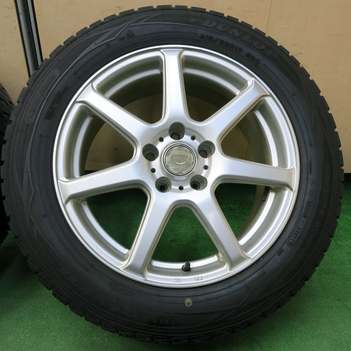 *送料無料* バリ溝！8.5分★スタッドレス 215/60R17 ダンロップ ウインターマックス WM01 PRD V7 17インチ PCD114.3/5H★4050802イス