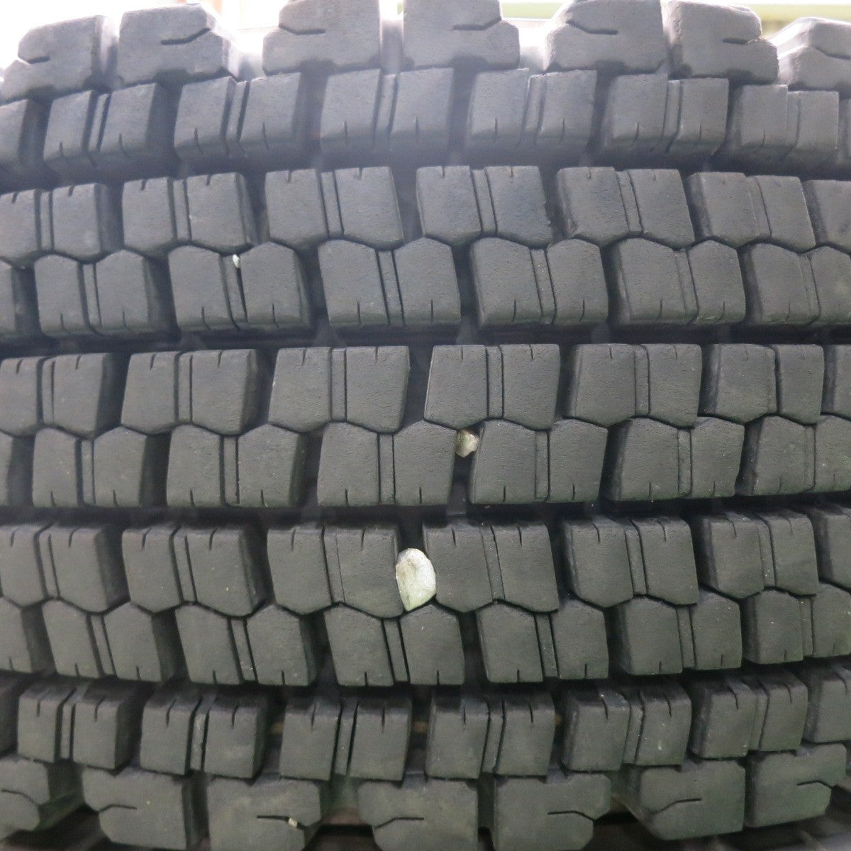 *送料無料* バリ溝！23年！9.5分★トラック タイヤ 265/70R19.5 140/138J スタッドレス ブリヂストン W900 19.5インチ★4080702HAスタ