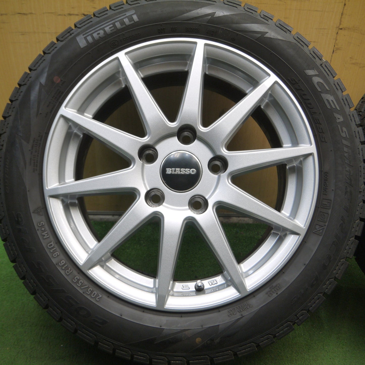 *送料無料* 超バリ溝！21年！綺麗！9.5分以上★BMW 等 205/55R16 スタッドレス ピレリ アイスアシンメトリコ プラス BIASSO PCD120/5H★4051309Hス