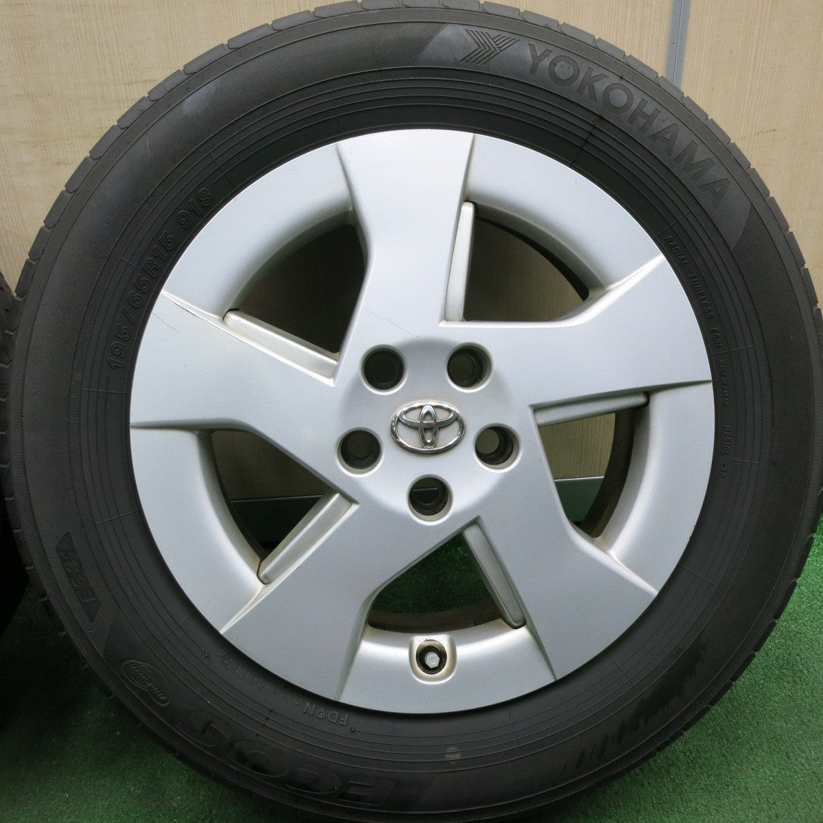 *送料無料* 4本価格★トヨタ 30系 プリウス 純正 195/65R15 ヨコハマ エコス ES31 15インチ PCD100/5H★4042102HAノ