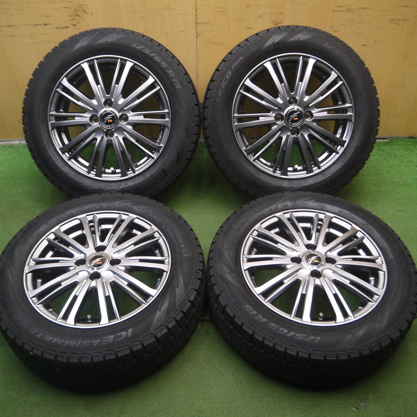 *送料無料* バリ溝！20年！キレイ！9.5分★スタッドレス 175/65R15 ピレリ アイスアシンメトリコ プラス Fang ファング 15インチ PCD100/4H★4042309Hス