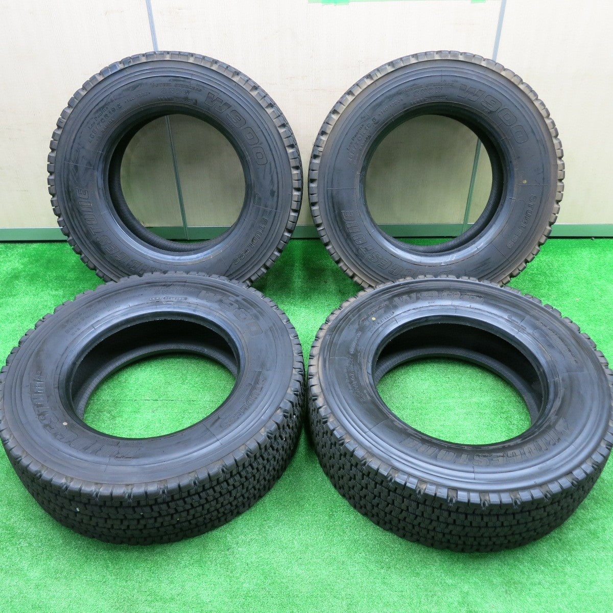 *送料無料* バリ溝！23年！9.5分★トラック タイヤ 265/70R19.5 140/138J スタッドレス ブリヂストン W900 19.5インチ★4080703HAスタ