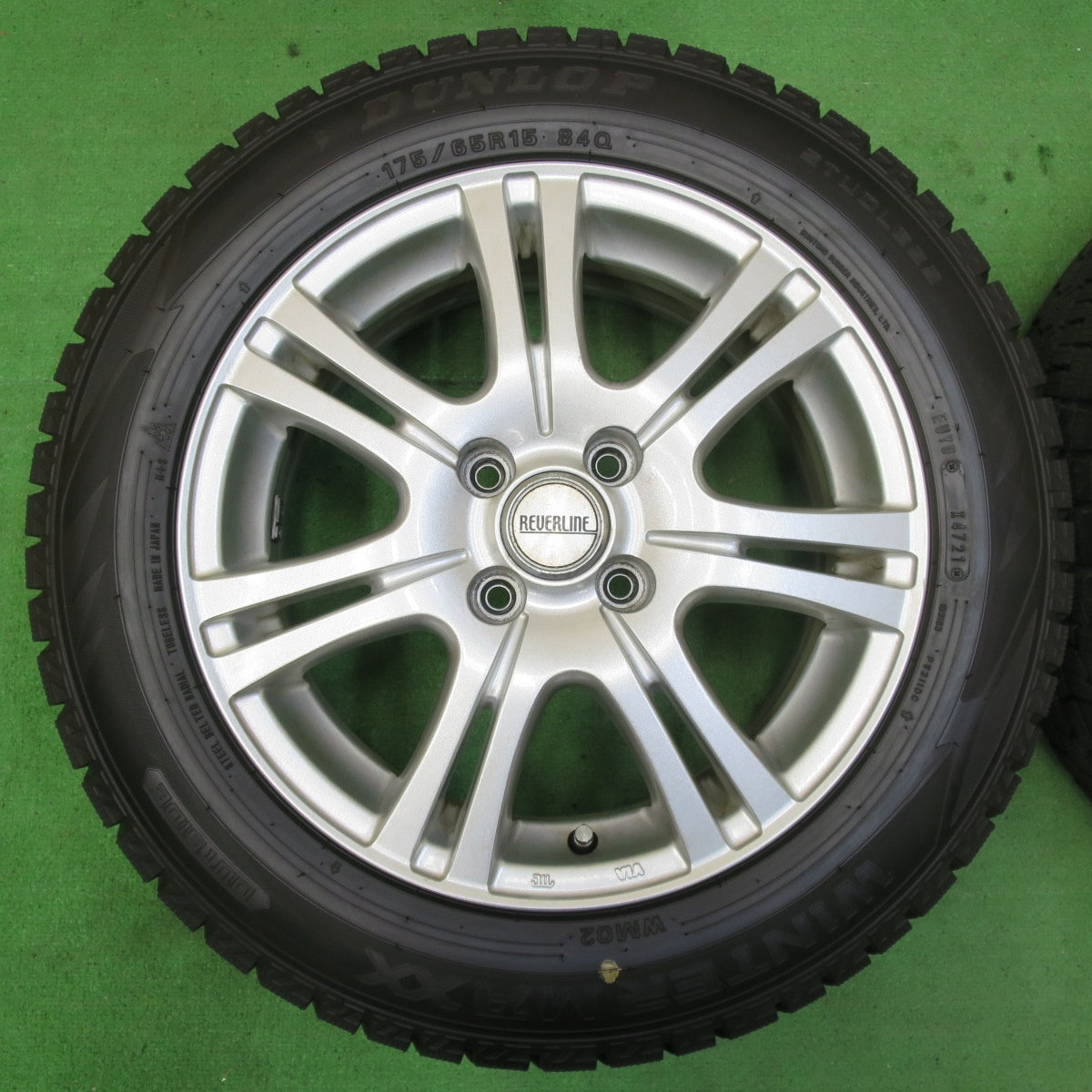 *送料無料* 超バリ溝！21年！キレイ！9.5分以上★スタッドレス 175/65R15 ダンロップ ウインターマックス WM02 REVERLINE リバーライン PCD100/4H★4082903イス