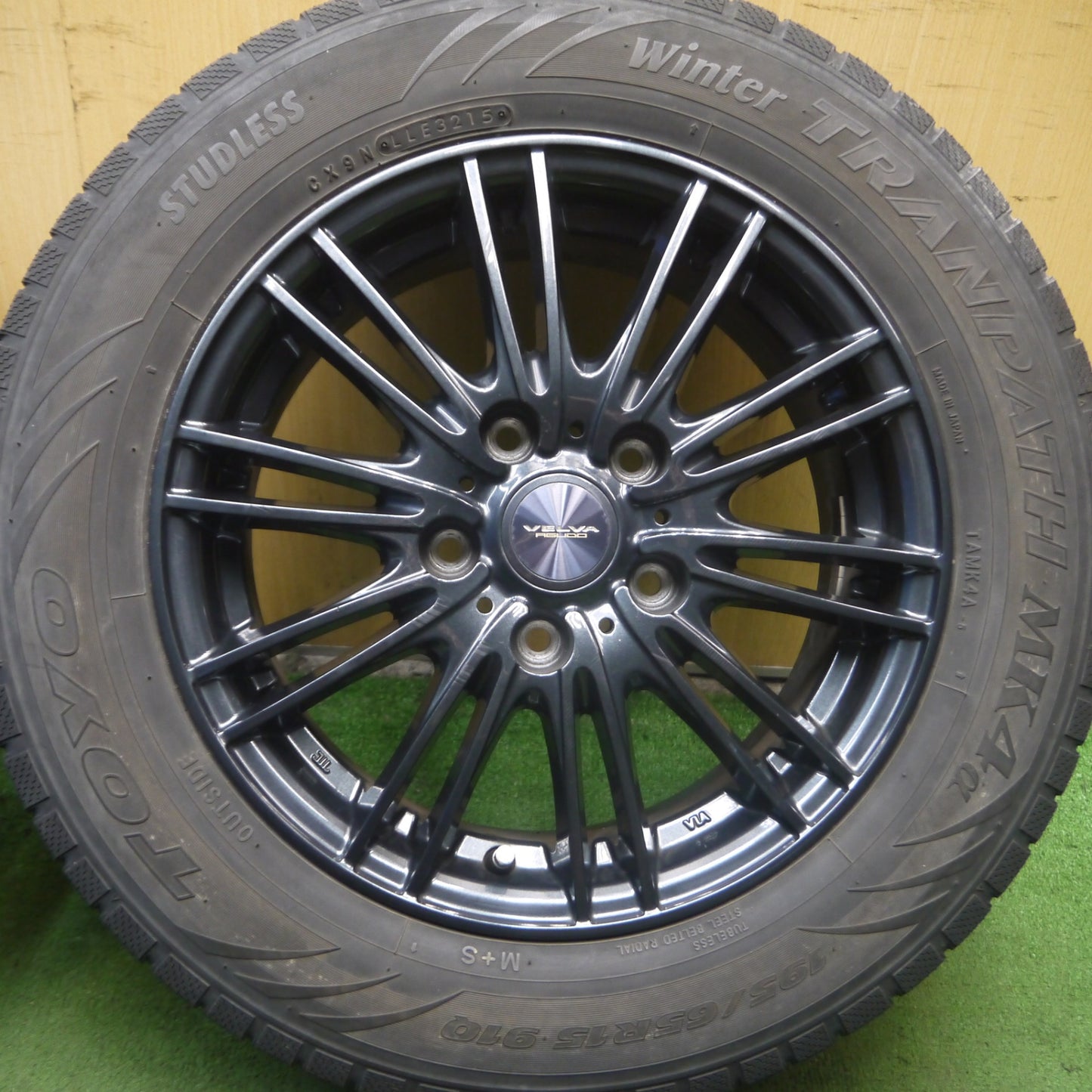 *送料無料* キレイ★スタッドレス 195/65R15 トーヨー ウインター トランパス MK4 VELVA AGUDO ヴェルヴァ PCD114.3/5H★4072206Hス