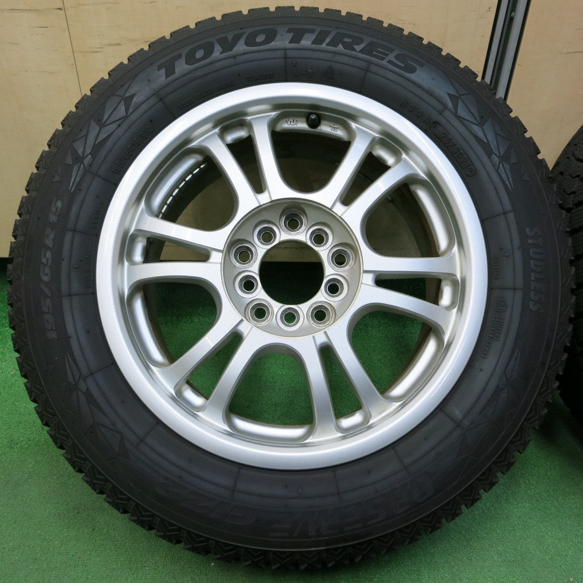 *送料無料* 超バリ溝！21年！ほぼ10分★スタッドレス 195/65R15 トーヨー オブザーブ GIZ2 FANG-TS KOSEI ファング 光生 PCD100 114.3/5H マルチ★4050215イス