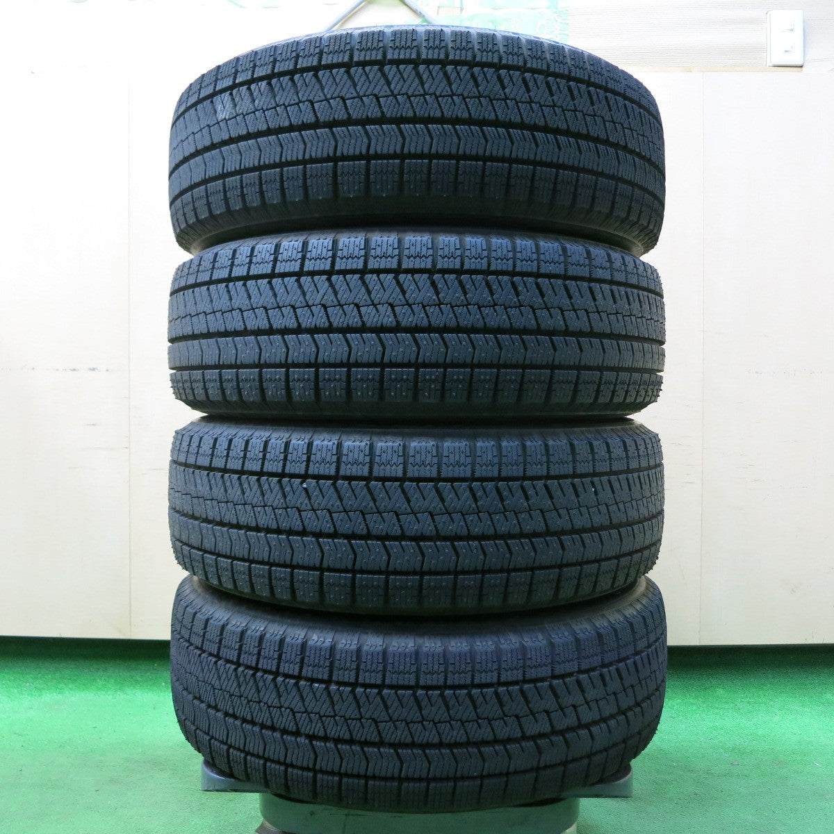 *送料無料* バリ溝！22年！キレイ！ほぼ10分★スタッドレス 185/60R15 ブリヂストン ブリザック VRX2 TEAD テッド 15インチ PCD100/4H★4051007イス