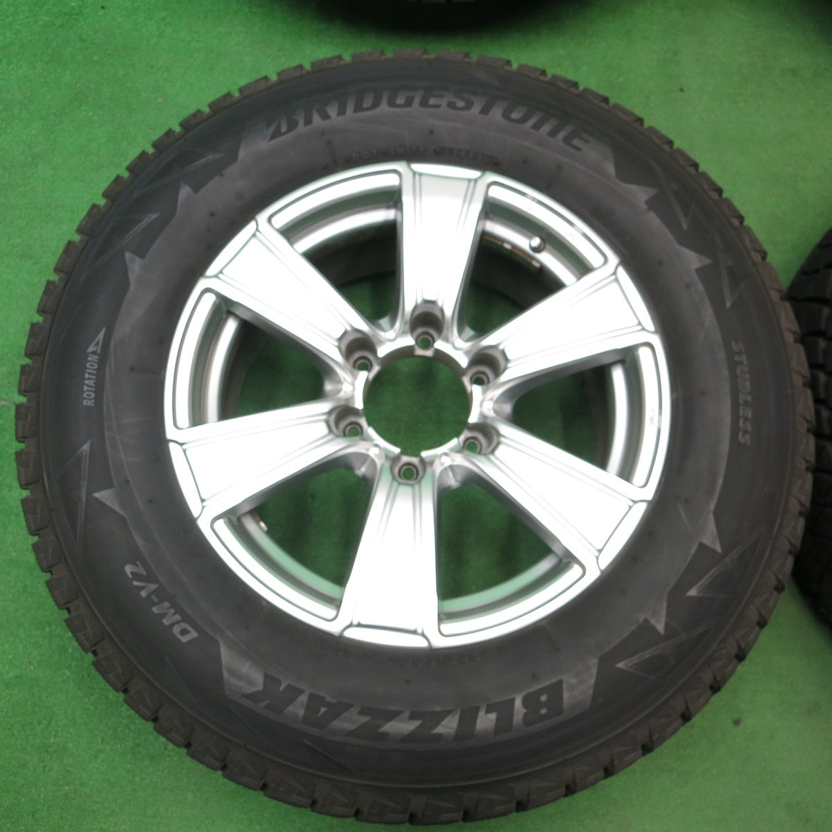 *送料無料* バリ溝！キレイ！9分★スタッドレス 265/65R17 ブリヂストン ブリザック DM-V2 WILD CRUISING RM MiD 17インチ PCD139.7/6H★4051503ナス