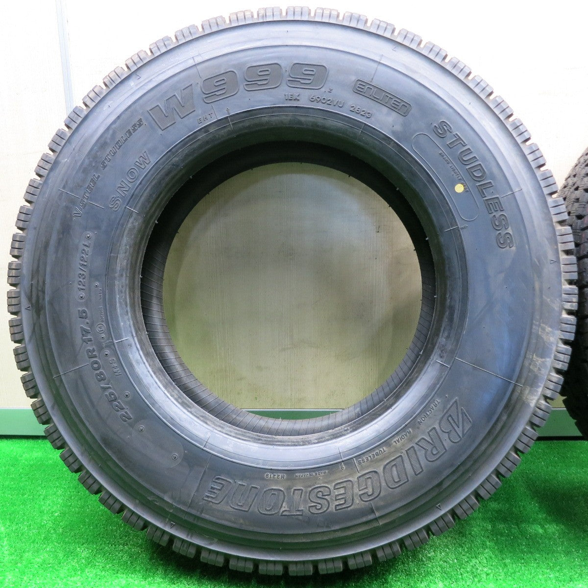 *送料無料* ほぼ未使用！23年★トラック タイヤ 225/80R17.5 123/122L スタッドレス ブリヂストン W999 17.5インチ★4072201NJスタ