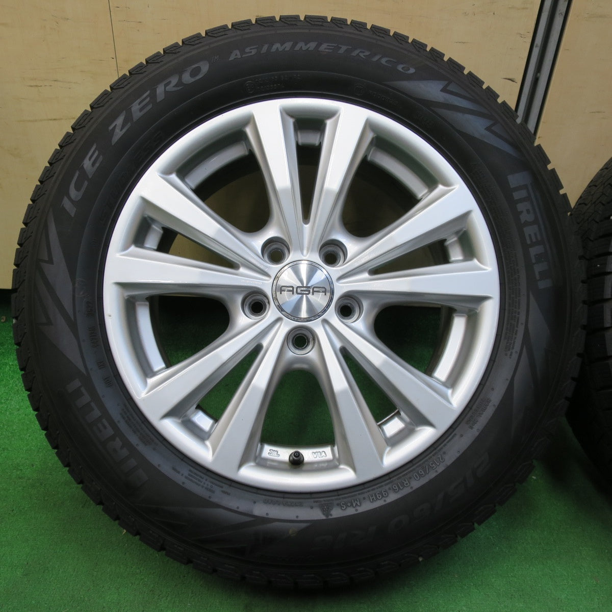 *送料無料* バリ溝！22年！キレイ！9.5分以上★ワーゲン 等 AGA TAS 215/60R16 スタッドレス ピレリ アイスゼロ アシンメトリコ PCD112/5H★4062205イス