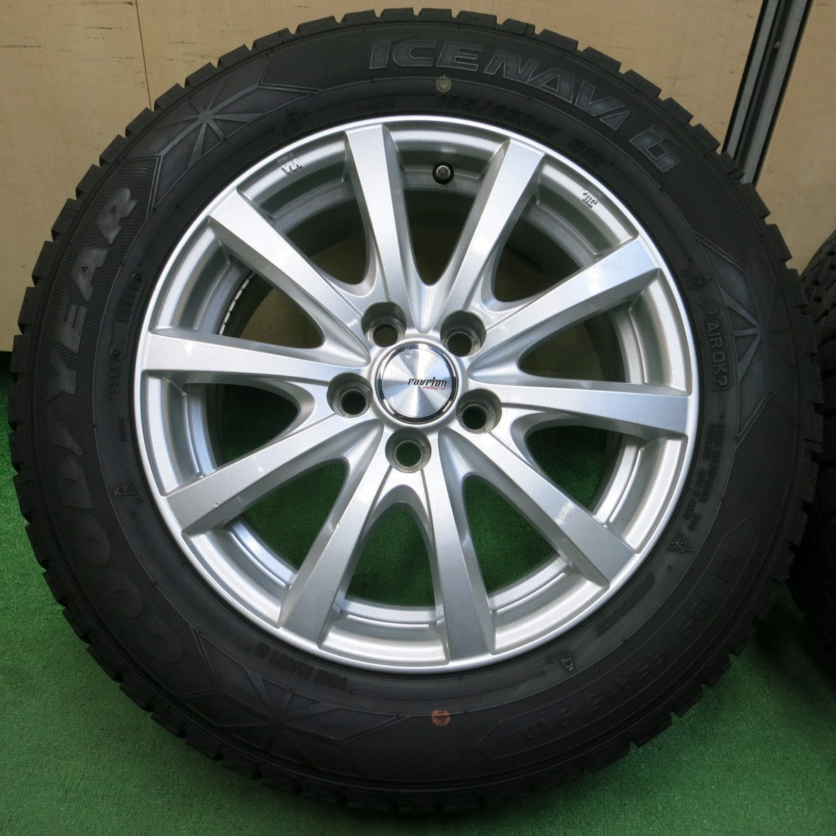 *送料無料* バリ溝！8.5分★プリウス 等 195/65R15 スタッドレス グッドイヤー アイスナビ6 ravrion RS01 ラブリオン PCD100/5H★4041313イス