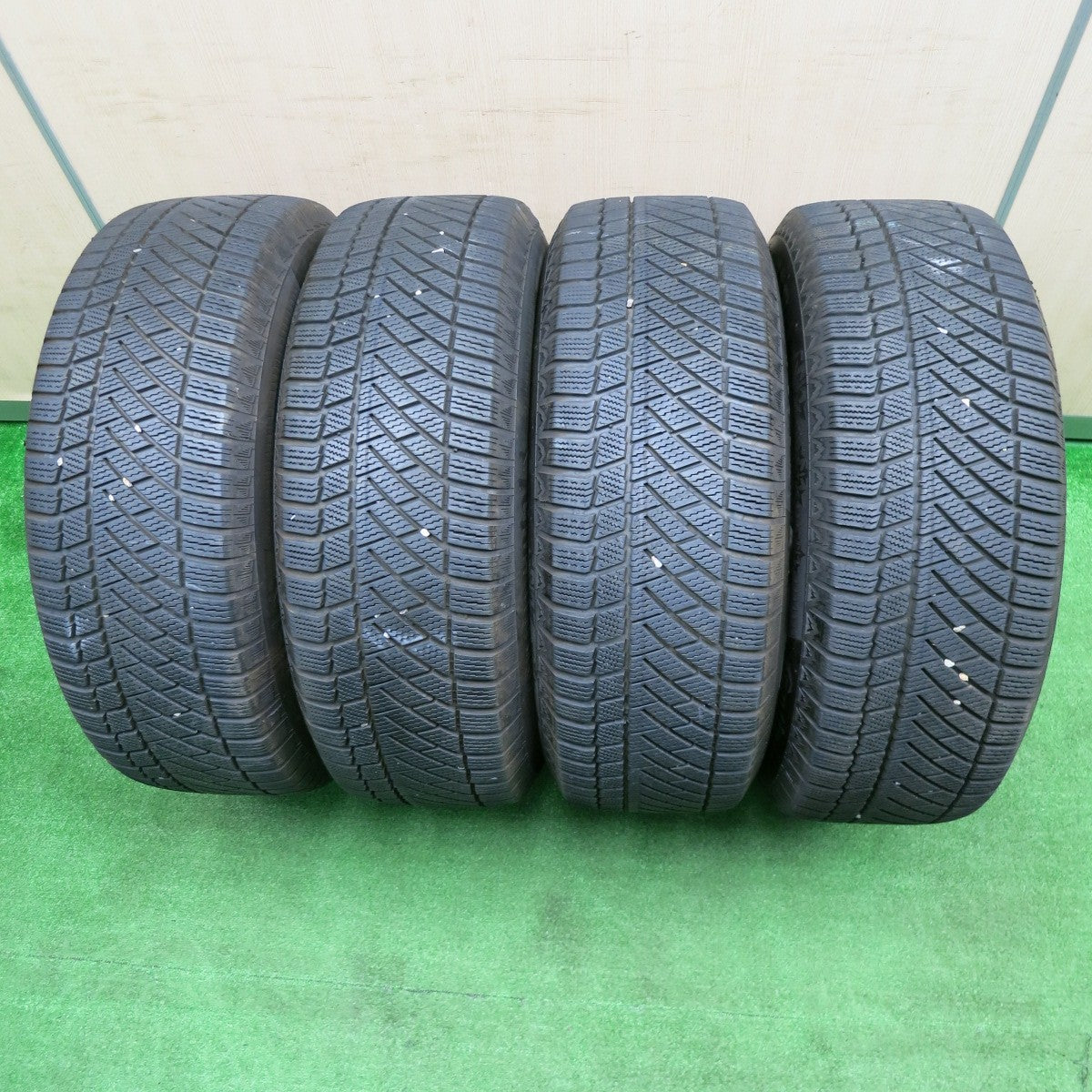 [送料無料] バリ溝！キレイ！8.5分★アウディ等 MAK STADT 235/65R17 スタッドレス コンチネンタル コンチバイキング コンタクト6 シュタッド PCD112/5H★4111403NJス