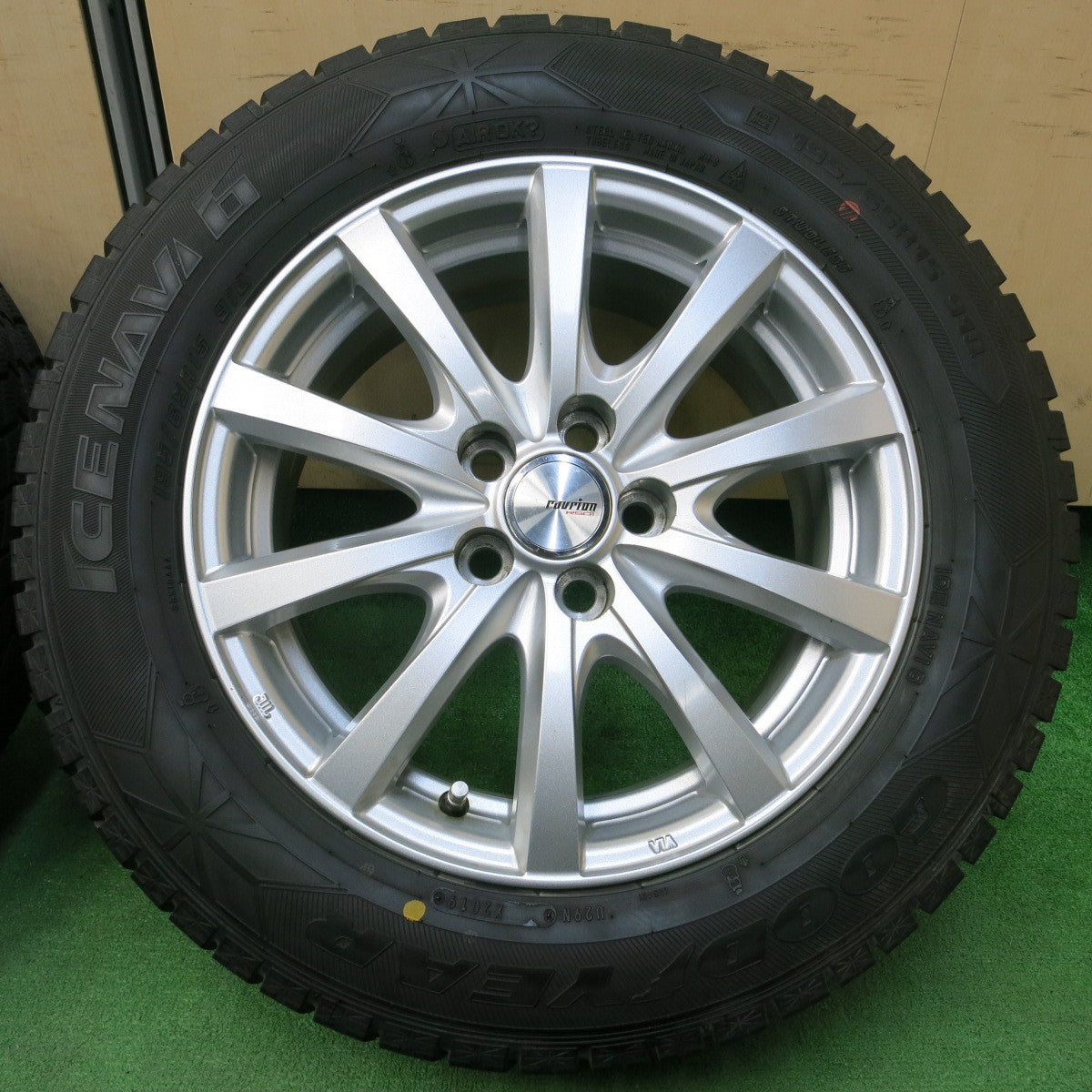 *送料無料* バリ溝！キレイ！8.5分★プリウス等 195/65R15 スタッドレス グッドイヤー アイスナビ6 ravrion RS01 ラブリオン 15インチ PCD100/5H★4042709イス