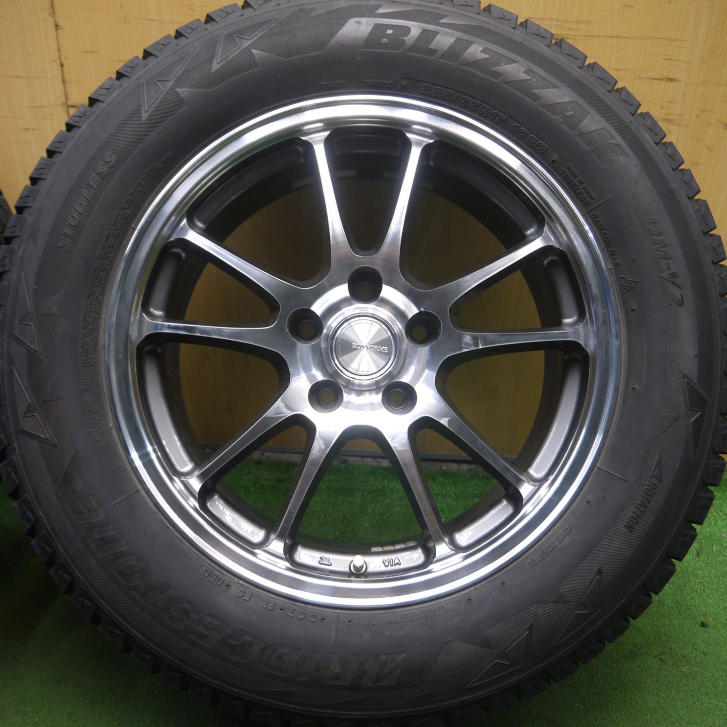 *送料無料* バリ溝！キレイ！9分★スタッドレス 225/65R17 ブリヂストン ブリザック DM-V2 ECO FORME エコフォルム PCD114.3/5H★4032514Hス