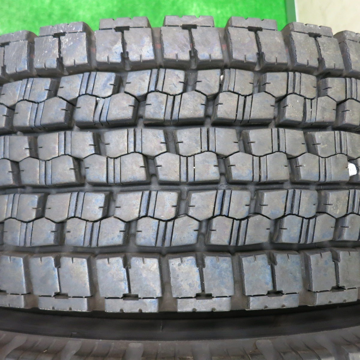 *送料無料* バリ溝！23年！9.5分★トラック タイヤ 225/80R17.5 123/122L スタッドレス ブリヂストン W999 17.5インチ★4072003NJスタ