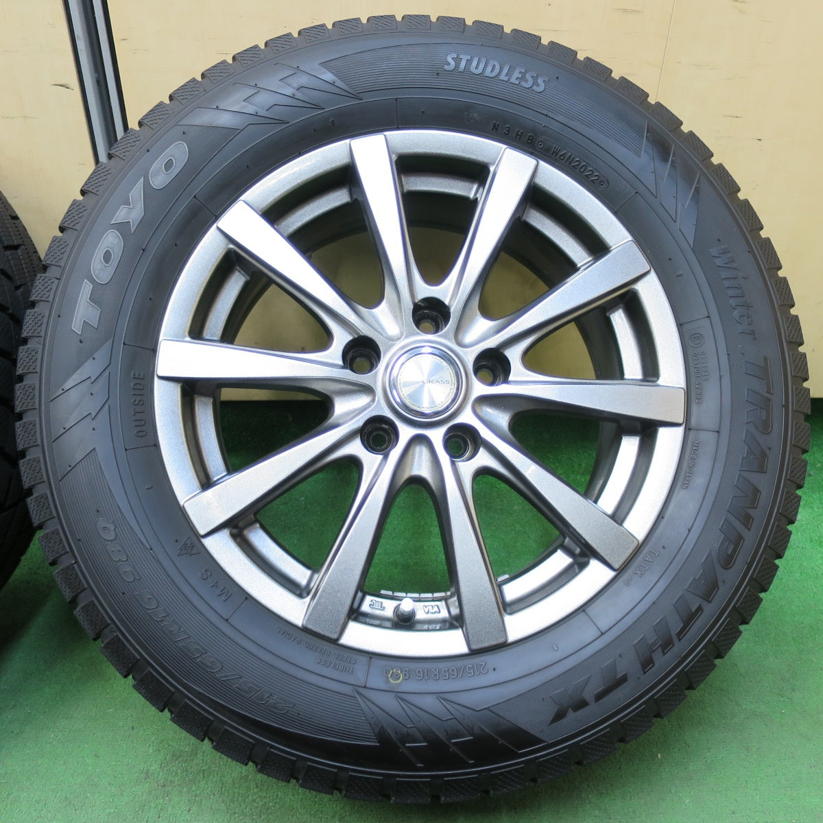 [送料無料] バリ溝！22年！キレイ！9.5分以上★スタッドレス 215/65R16 トーヨー ウインター トランパス TX GRASS グラス 16インチ PCD114.3/5H★4121206イス