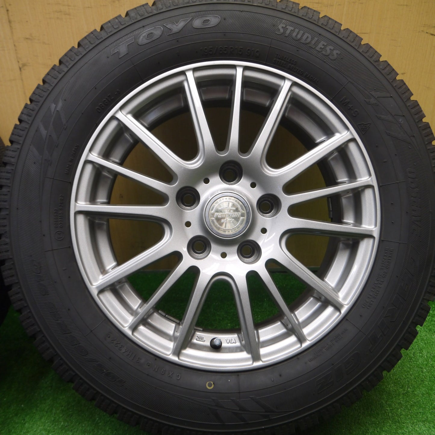 [送料無料] バリ溝！22年！キレイ！9.5分★スタッドレス 195/65R15 トーヨー オブザーブ ガリット GIZ ravrion selzer ラブリオン 15インチ PCD114.3/5H★4093004Hス