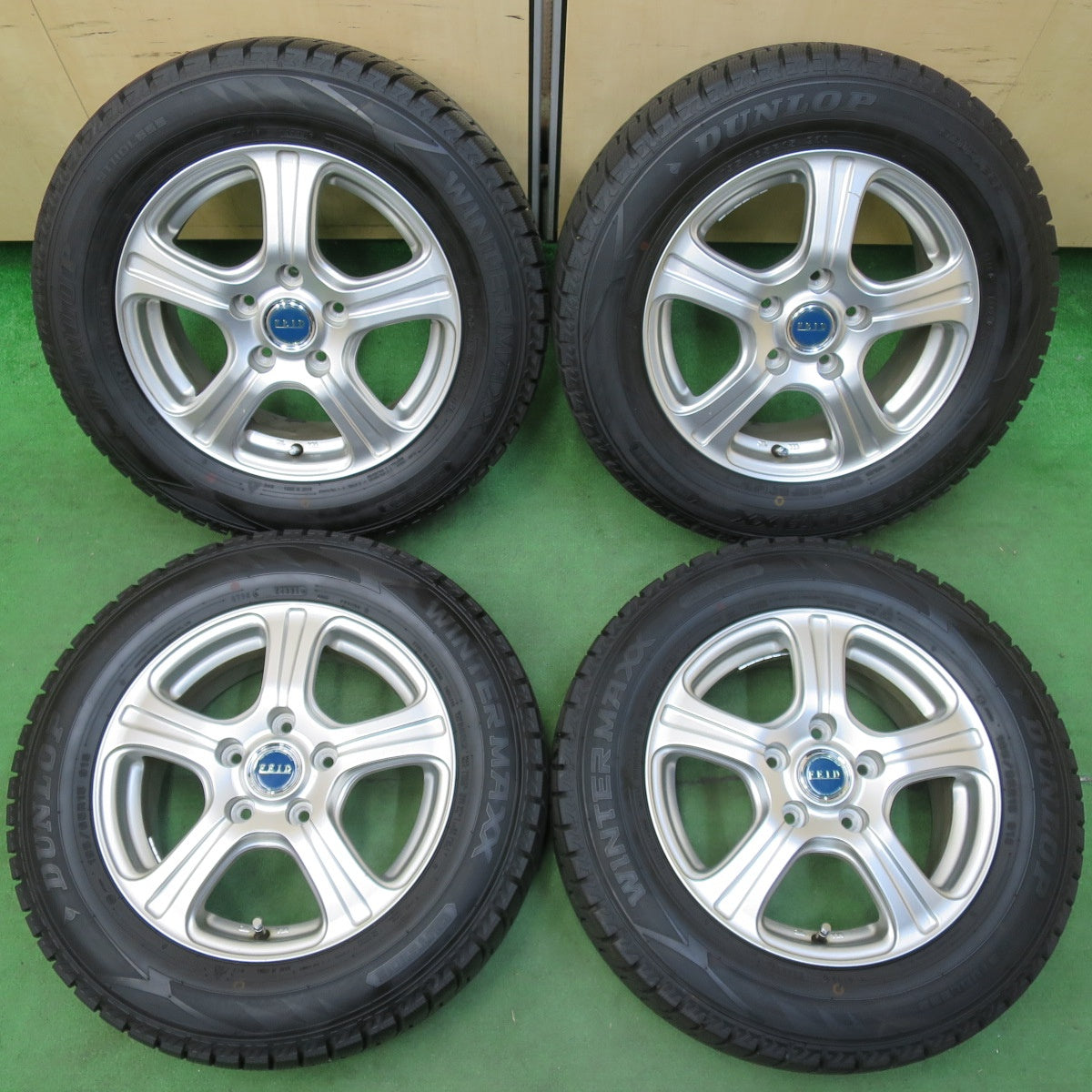 [送料無料] 超バリ溝！21年！9.5分以上★スタッドレス 195/65R15 ダンロップ ウインターマックス WM02 FEID 15インチ PCD114.3/5H★4112102イス