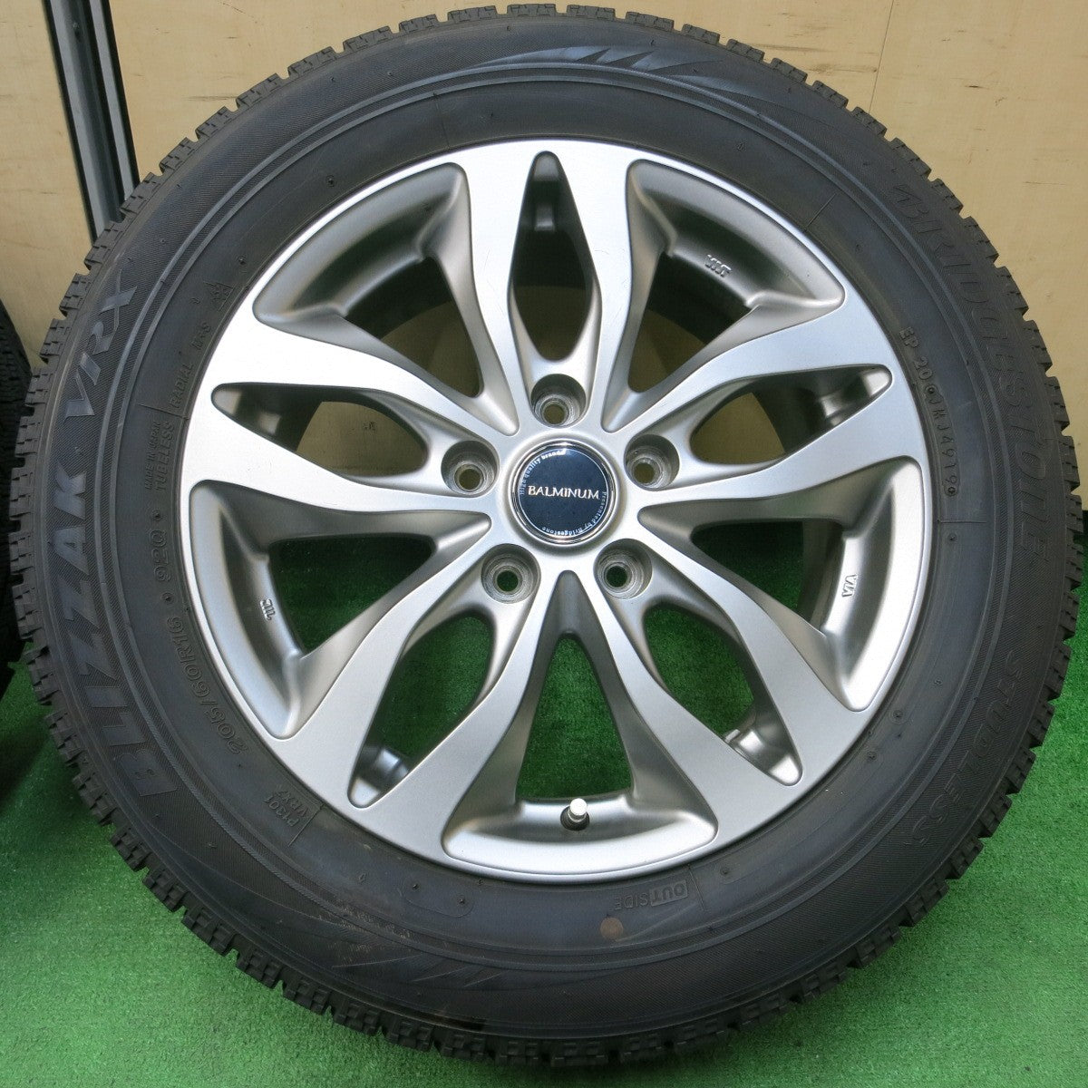 *送料無料* バリ溝！キレイ！9分★スタッドレス 205/60R16 ブリヂストン ブリザック VRX BALMINUM バルミナ 16インチ PCD114.3/5H★4031603イス