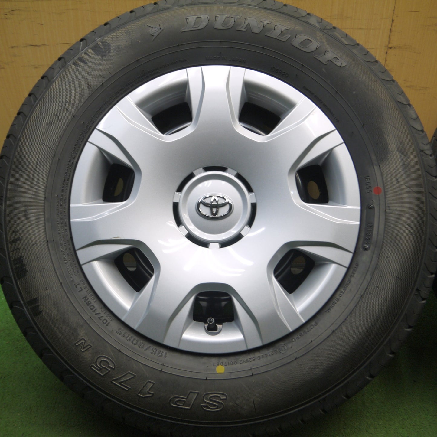 *送料無料* 新車外し！22年★トヨタ 200系 ハイエース 純正 スチール 195/80R15 107/105N ダンロップ SP175N 15インチ PCD139.7/6H★4050704Hノ