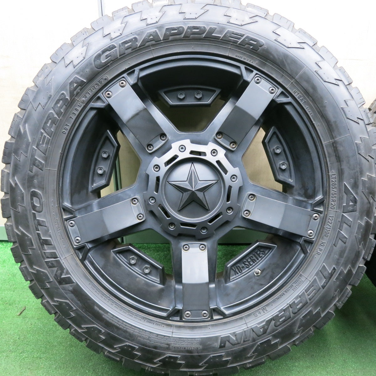 *送料無料* バリ溝！9.5分★KMC XD-SERIES ロックスター 285/55R20 ニットー テラ グラップラー オールテレーン PCD139.7 150/5H マルチ★4051001HAノ