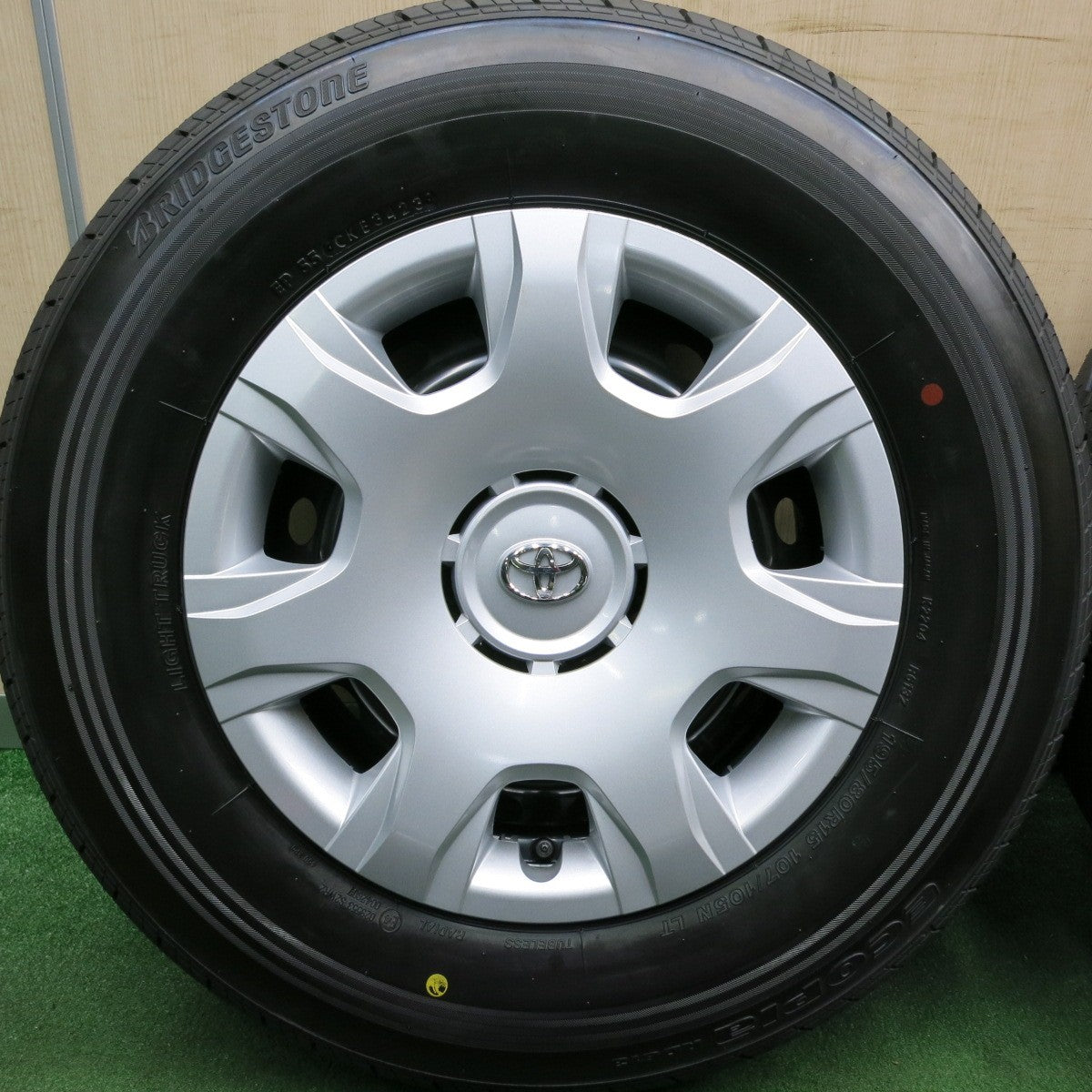 *送料無料* 新車外し！23年★トヨタ 200系 ハイエース 純正 スチール 195/80R15 107/105N ブリヂストン エコピア RD613 PCD139.7/6H★4042105HAノ