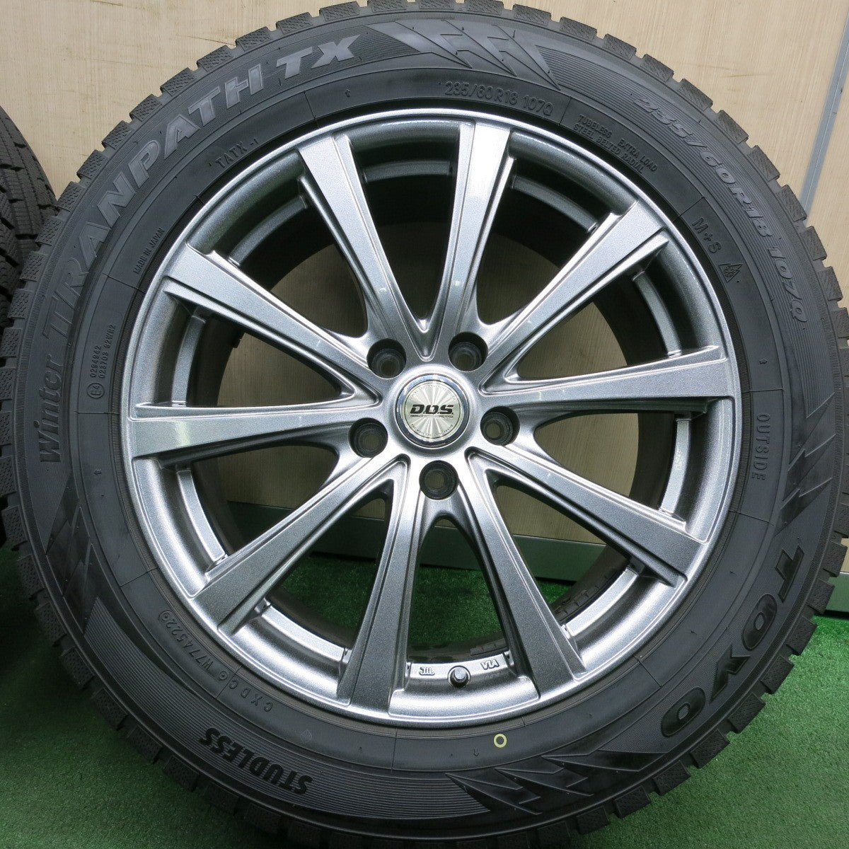 *送料無料* バリ溝！22年！キレイ！9.5分以上★スタッドレス 235/60R18 トーヨー ウインタートランパス TX D.O.S. DOS 18インチ PCD114.3/5H★4060103HAス