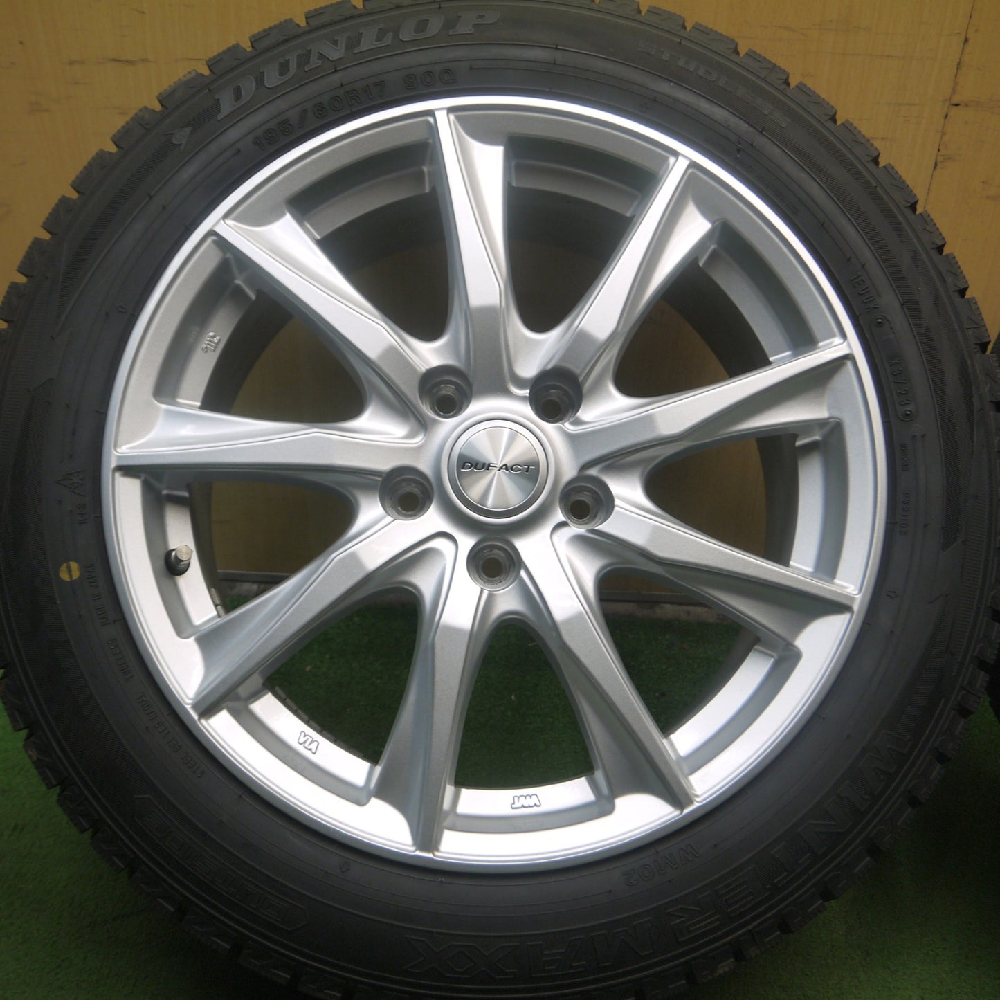 *送料無料* バリ溝！23年！キレイ！9.5分★スタッドレス 195/60R17 ダンロップ ウインターマックス WM02 DUFACT デュファクト 17インチ PCD114.3/5H★4052806Hス