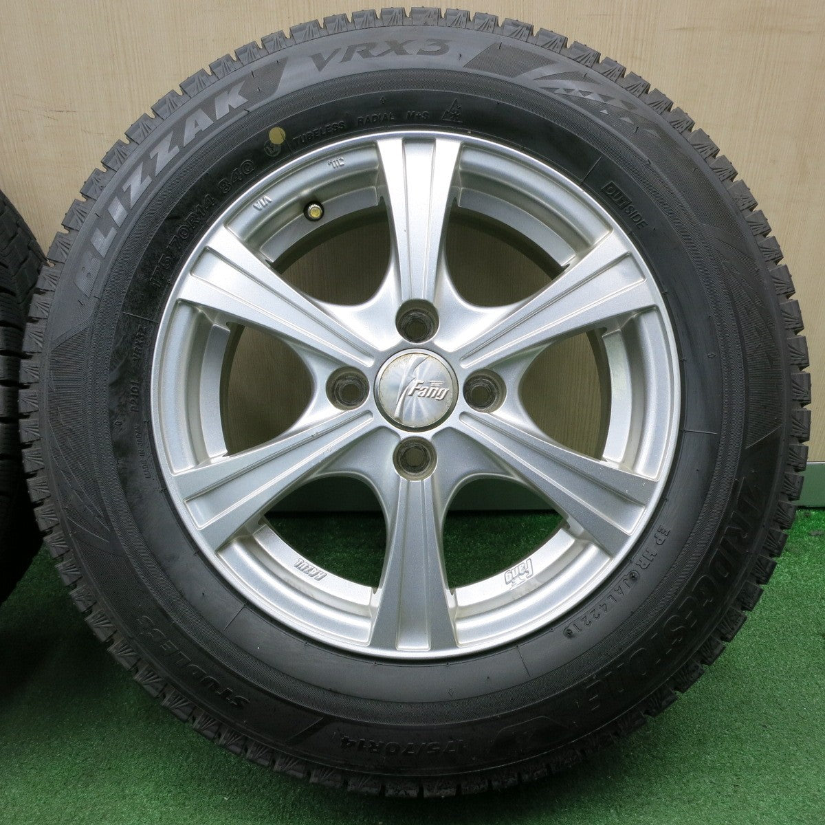 *送料無料* バリ溝！21年！9.5分以上★スタッドレス 175/70R14 ブリヂストン ブリザック VRX3 Fang ファング 14インチ  PCD100/4H★4031901NJス