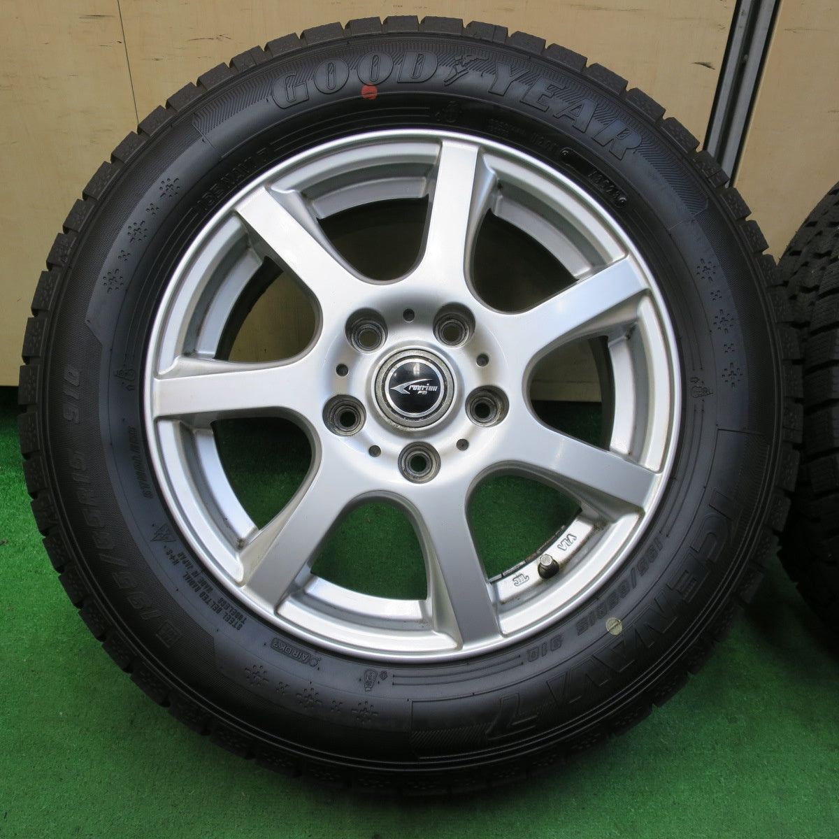 *送料無料* バリ溝！23年！ほぼ10分★スタッドレス 195/65R15 グッドイヤー アイスナビ7 ravrion P3 ラブリオン 15インチ PCD114.3/5H★4072402イス