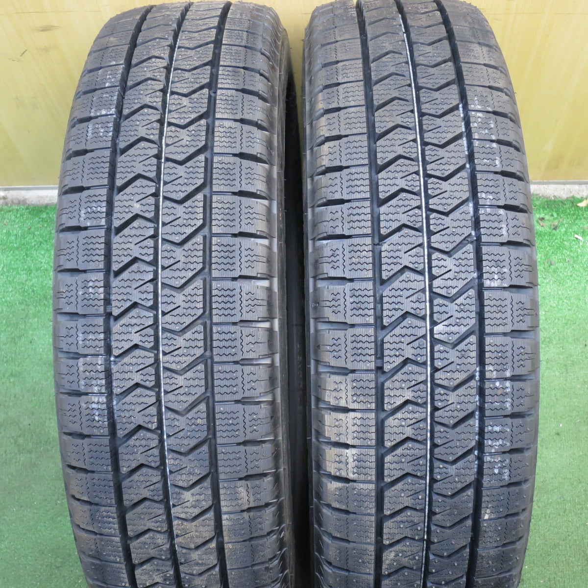 *送料無料* 未使用！23年★トラック タイヤ 205/70R16 111/109N スタッドレス ブリヂストン ブリザック W989 16インチ★4033014KKスタ