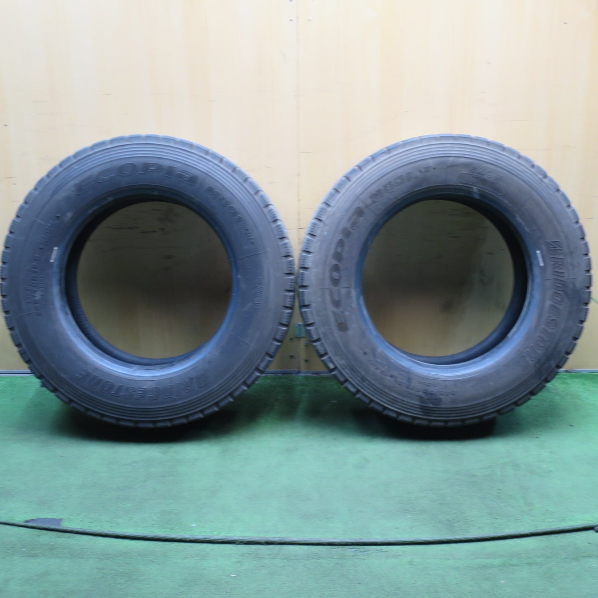 送料無料* バリ溝!23年!9分☆トラック タイヤ 245/70R19.5 136 送料無料* バリ溝!23年!9分☆トラック タイヤ 245/70R19.5 136