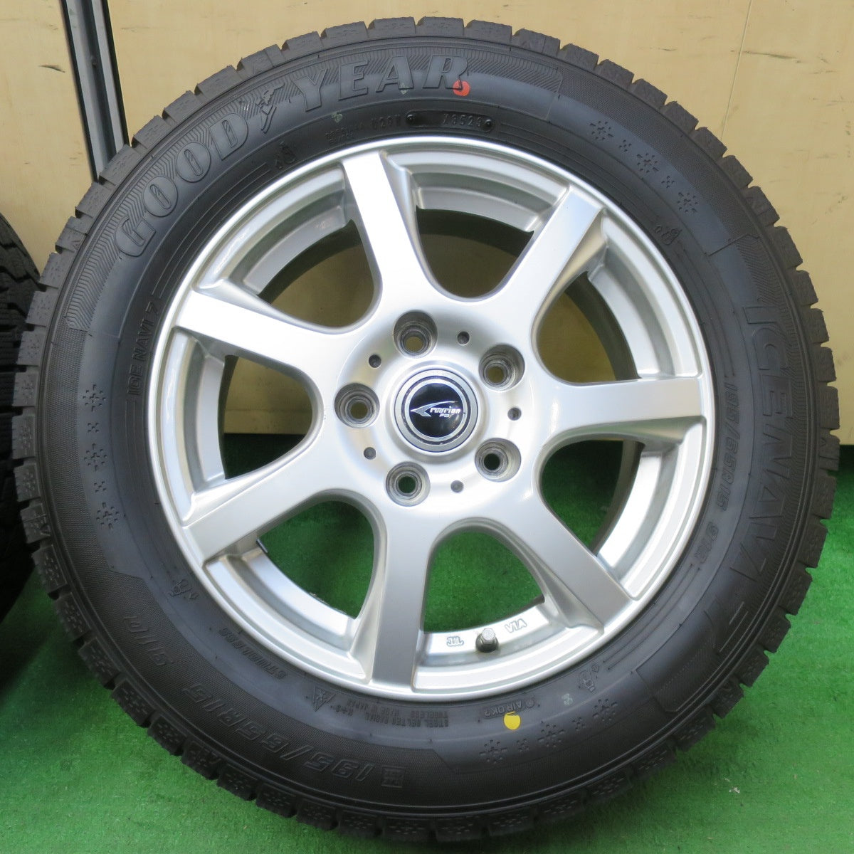 *送料無料* バリ溝！23年！ほぼ10分★スタッドレス 195/65R15 グッドイヤー アイスナビ7 ravrion P3 ラブリオン 15インチ PCD114.3/5H★4072402イス