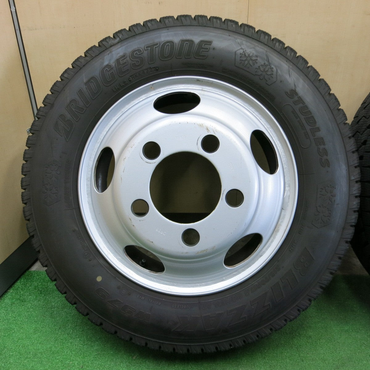 *送料無料* バリ溝！22年！9.5分以上★トラック タイヤ 215/70R17.5 118/116L スタッドレス ブリヂストン ブリザック W979 TOPY スチール PCD203.2/5H★4061702ナス