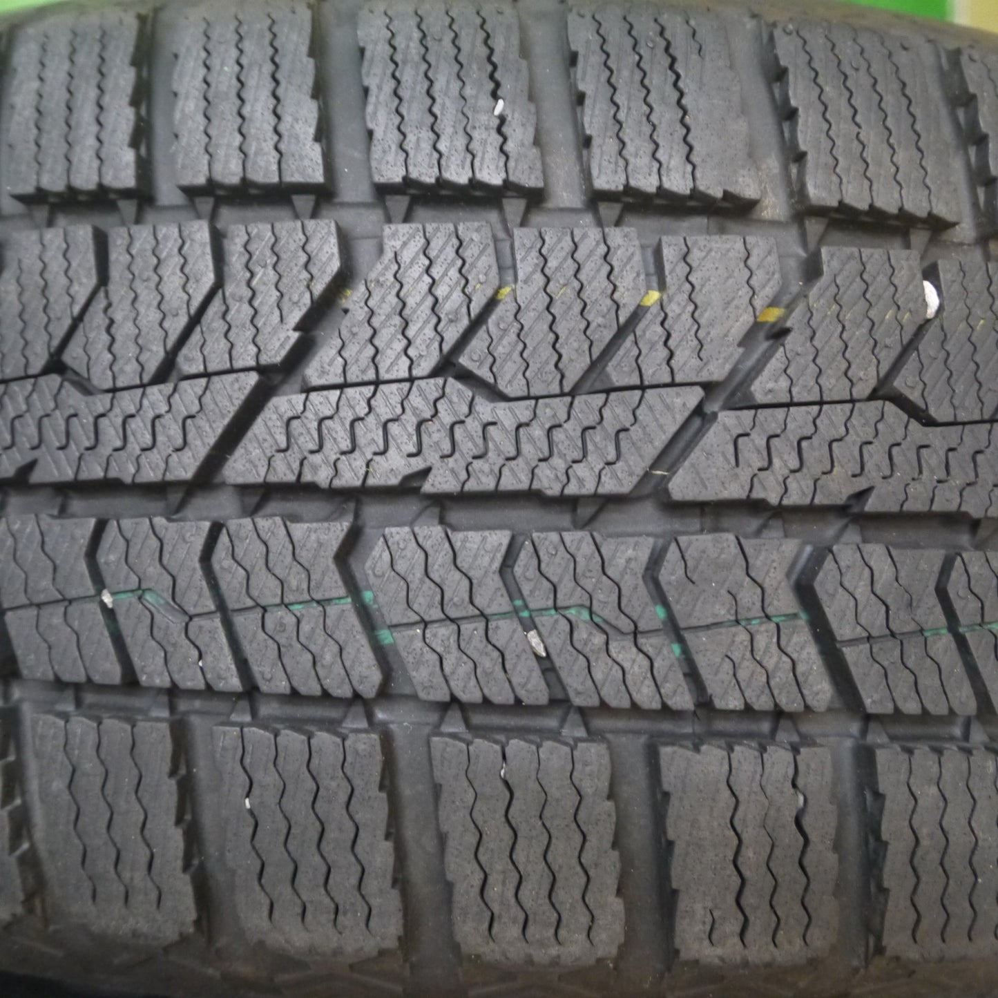 [送料無料] バリ溝！23年！キレイ！ほぼ10分★シエンタ 等 185/60R15 スタッドレス トーヨー オブザーブ GIZ2 ravrion ラブリオン 15インチ PCD100/5H★4103005Hス