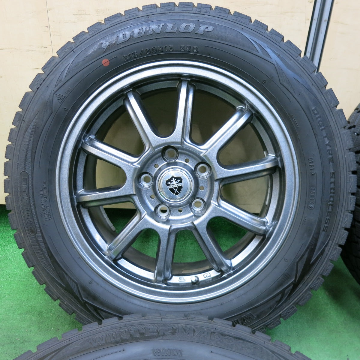 [送料無料] バリ溝！キレイ！9.5分以上★スタッドレス 215/60R16 ダンロップ ウインターマックス WM01 ESTROSA エステローザ 16インチ PCD114.3/5H★4112709SYス