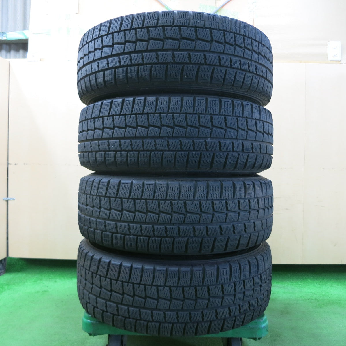 *送料無料* バリ溝！8.5分★スタッドレス 215/65R16 ダンロップ ウインターマックス WM01 Lizea リゼア 16インチ PCD114.3/5H★4042702イス