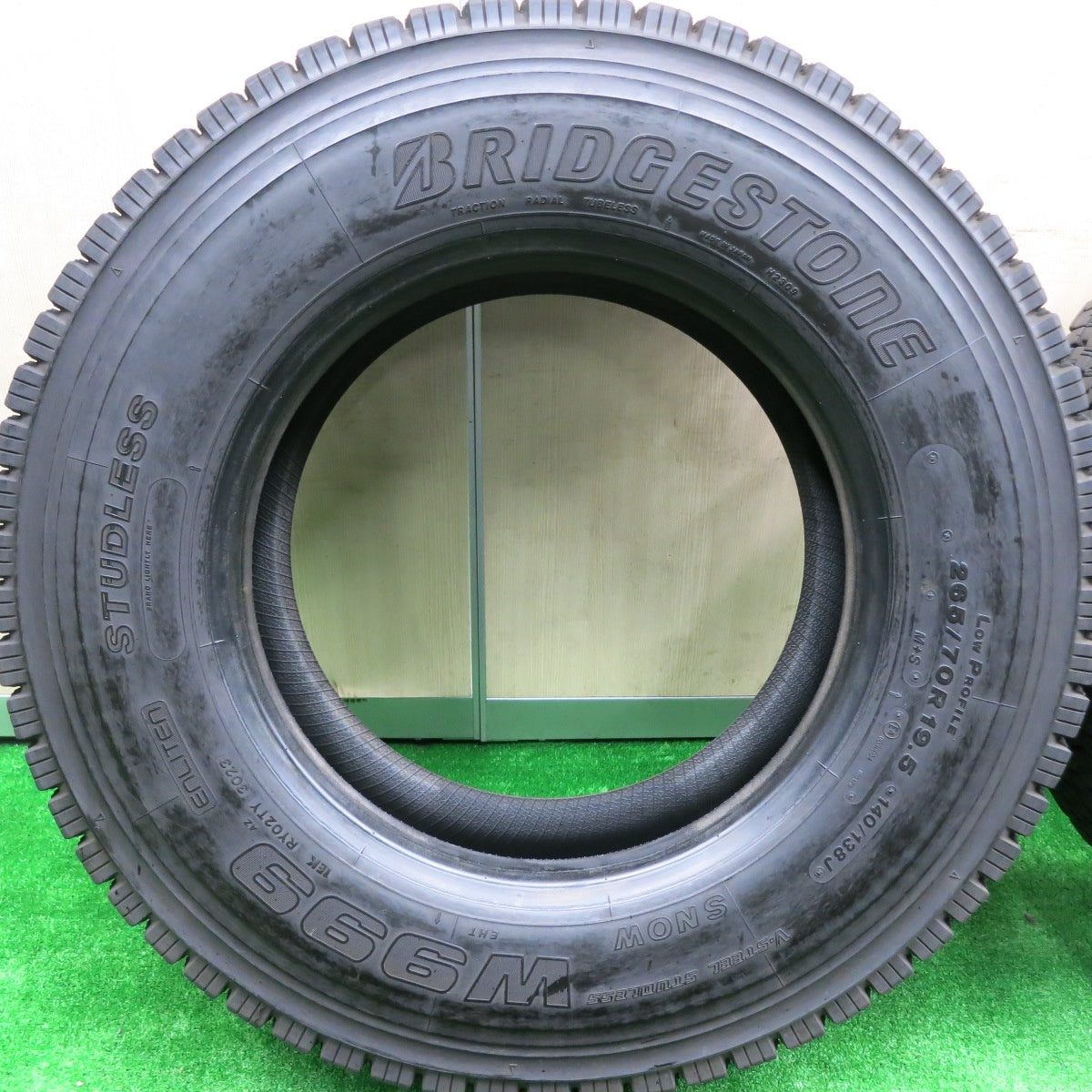 *送料無料* バリ溝！23年！9.5分★トラック タイヤ 265/70R19.5 140/138J スタッドレス ブリヂストン W999 19.5インチ★4080607HAスタ