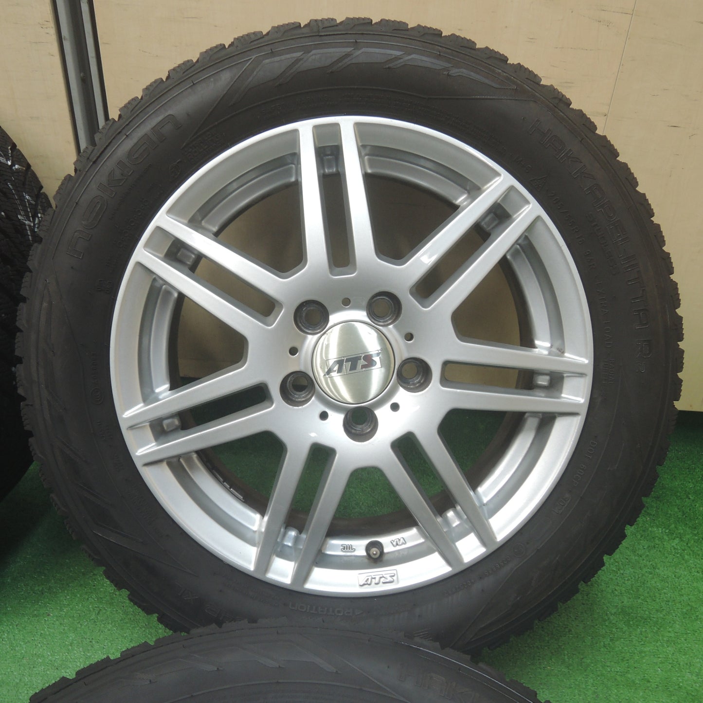 *送料無料* バリ溝！21年！キレイ！ほぼ10分★スタッドレス ベンツ 等 ATS 205/55R16 ノキアン ハッカペリッタ R2 16インチ PCD112/5H★4022102SYス