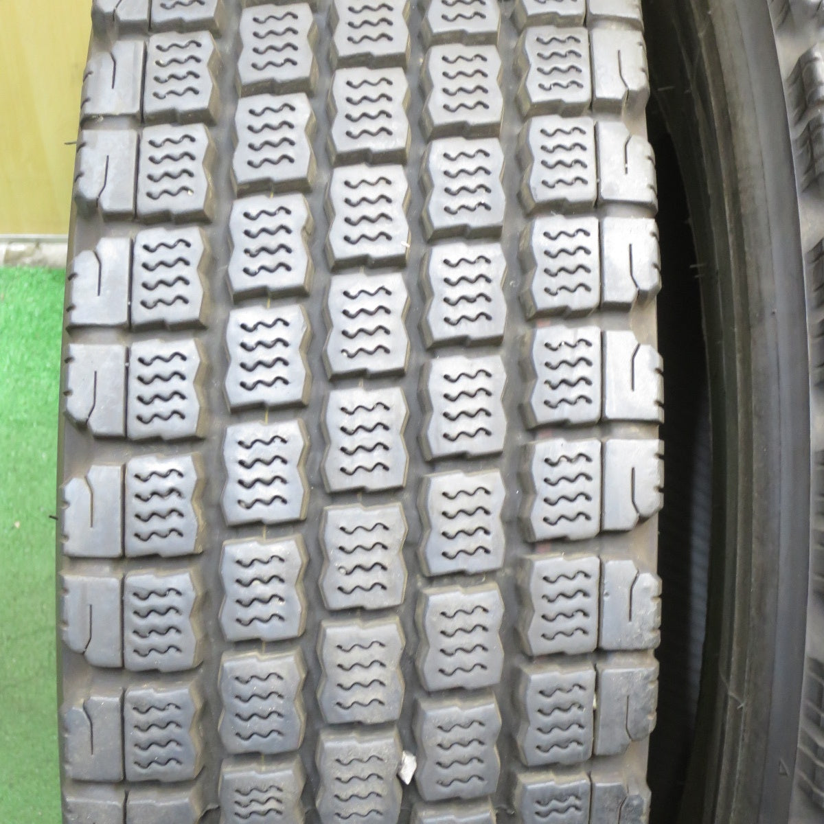 *送料無料* バリ溝！21年！9.5分★トラック タイヤ 225/90R17.5 127/125L スタッドレス ブリヂストン W910 17.5インチ★4052904クスタ