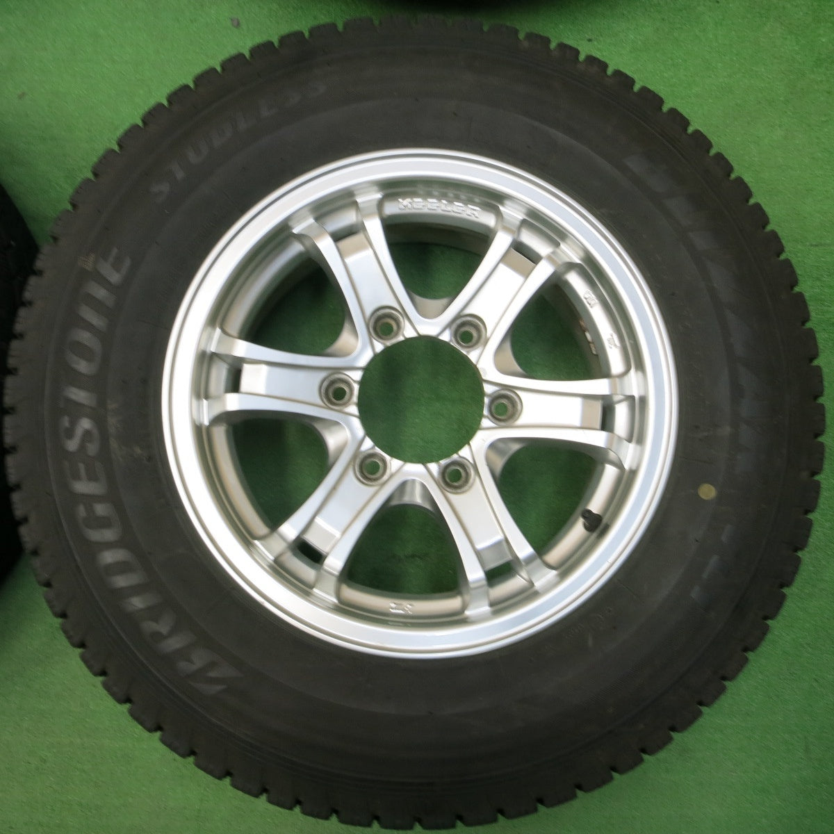 *送料無料* バリ溝！20年！キレイ！9.5分★ハイエース等 KEELER 195/80R15 スタッドレス ダンロップ ウインターマックス SV01 ブリヂストン VL1 PCD139.7/6H★4031606イス