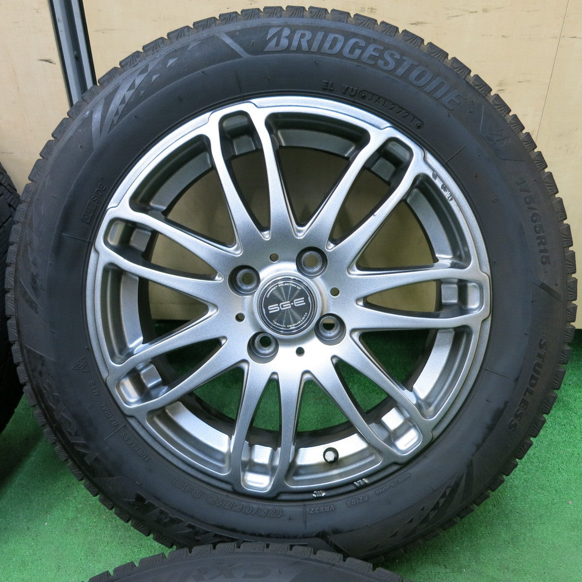 [送料無料] バリ溝！21年！8.5分★スタッドレス 175/65R15 ブリヂストン ブリザック VRX3 SG-E 社外 アルミ 15インチ PCD100/4H★4101006SYス