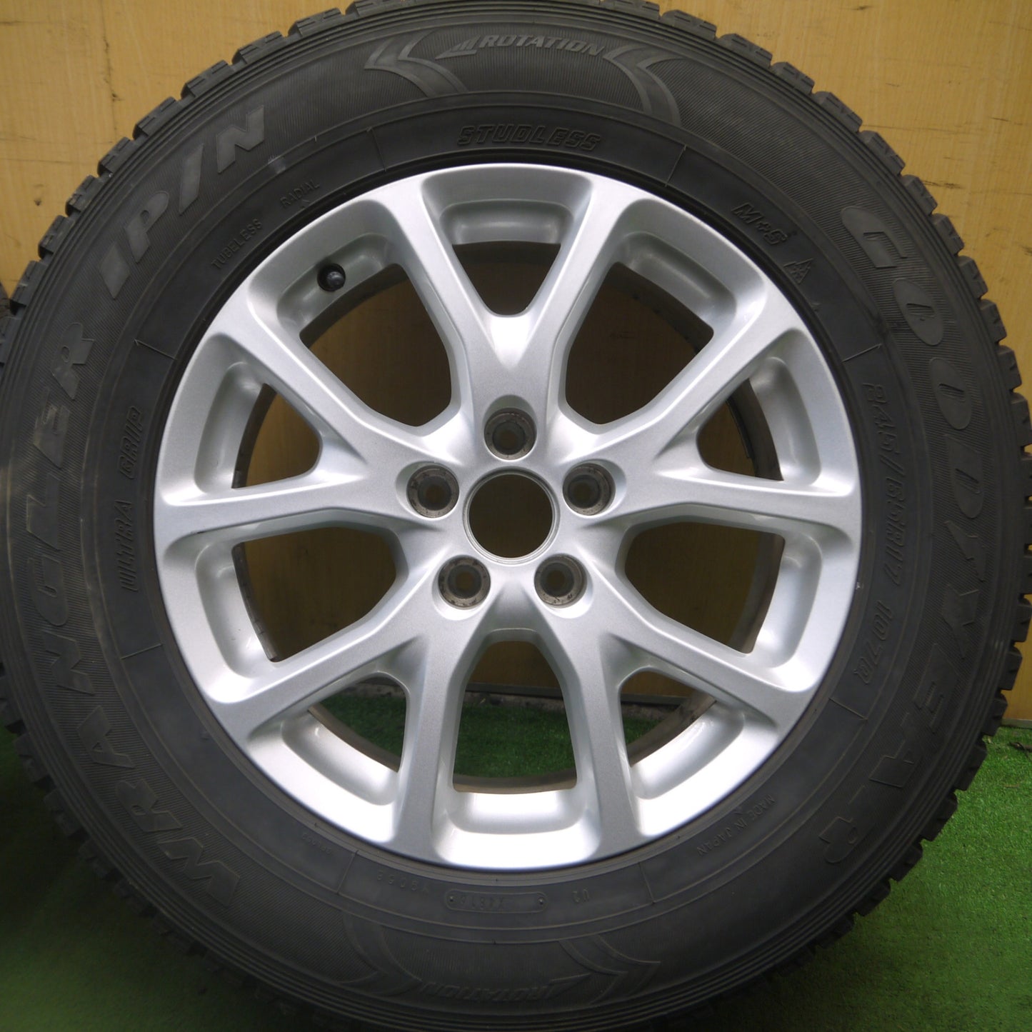 *送料無料* キレイ★JEEP ジープ KL系 チェロキー 純正 245/65R17 スタッドレス グッドイヤー ラングラー IP/N 17インチ PCD110/5H★4080103Hス