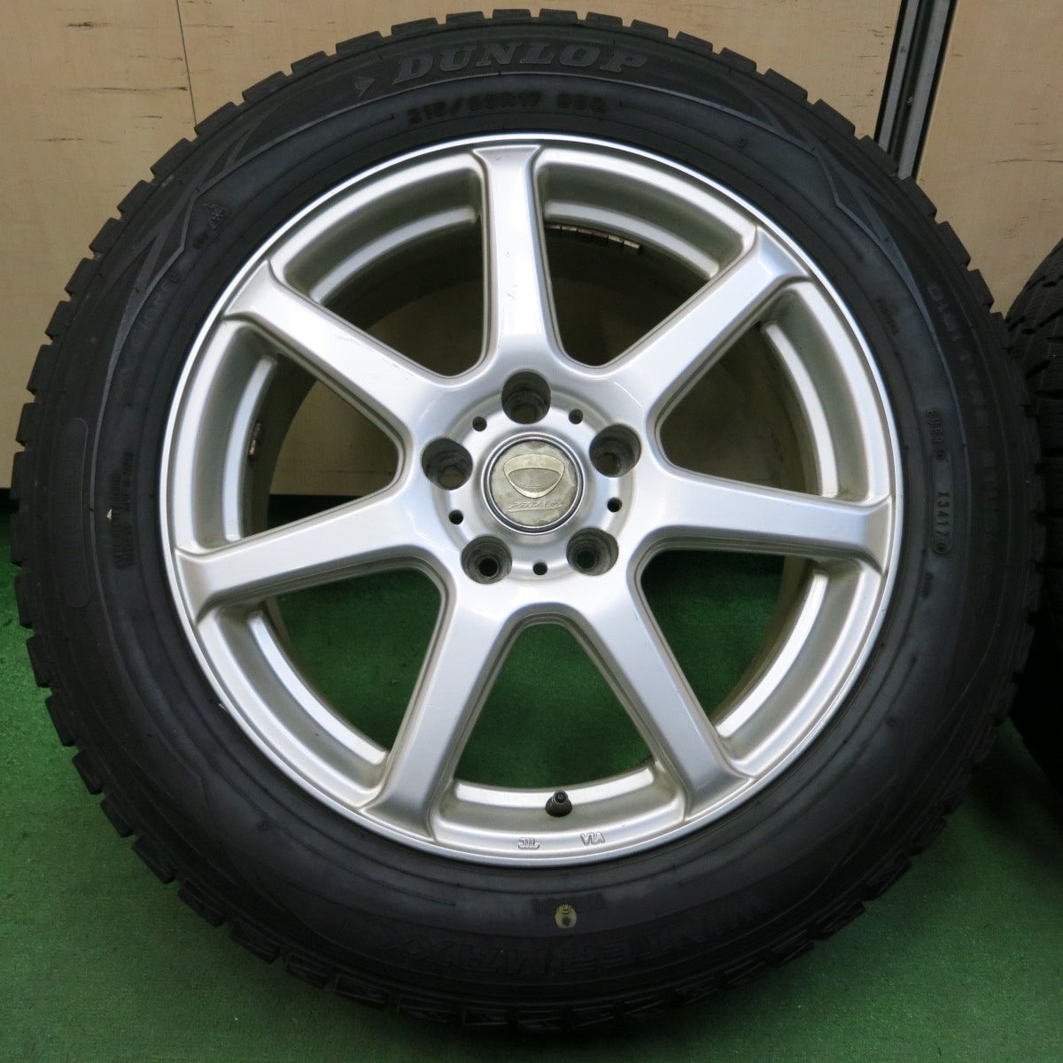 *送料無料* バリ溝！8.5分★スタッドレス 215/60R17 ダンロップ ウインターマックス WM01 PRD V7 17インチ PCD114.3/5H★4050802イス