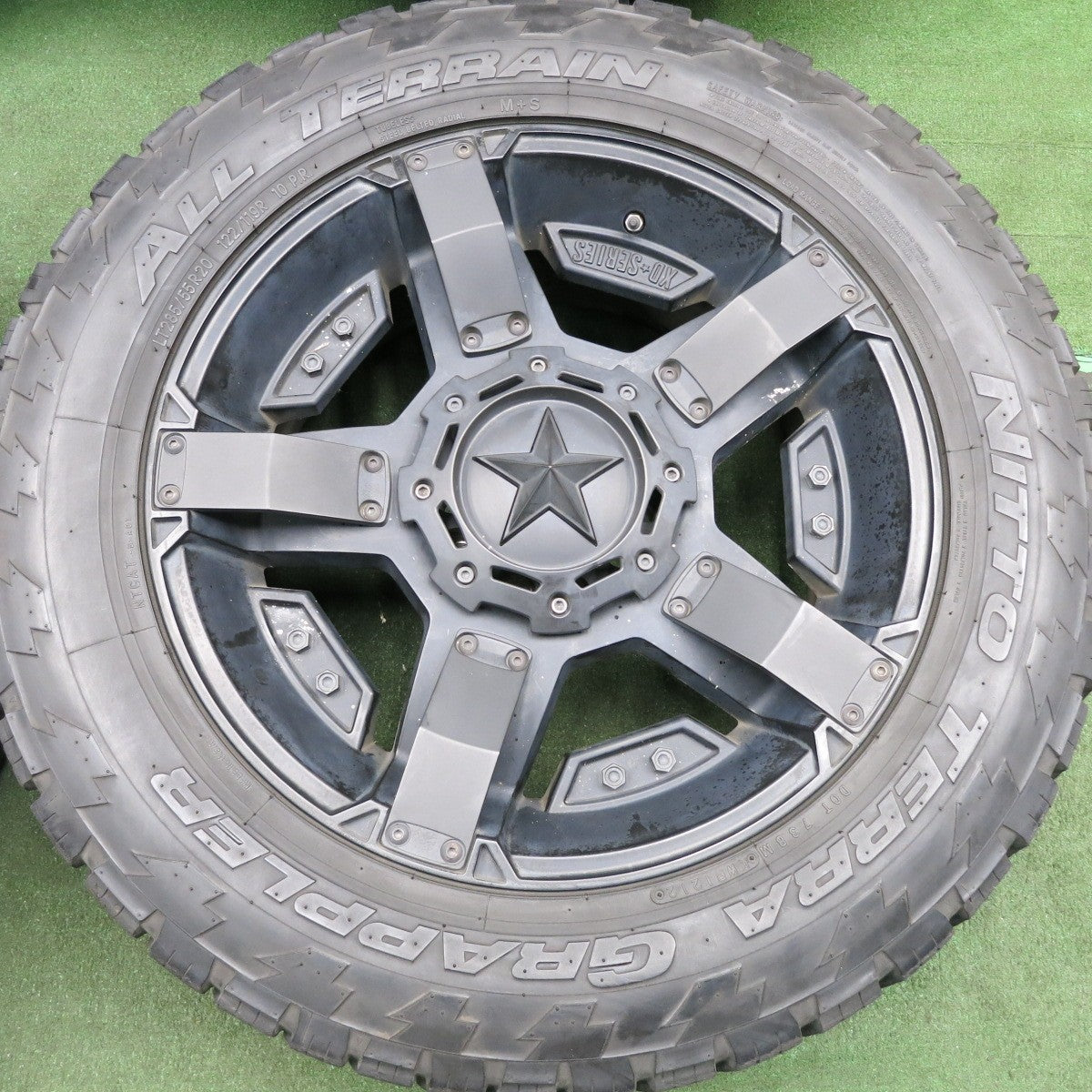 *送料無料* バリ溝！9.5分★KMC XD-SERIES ロックスター 285/55R20 ニットー テラ グラップラー オールテレーン PCD139.7 150/5H マルチ★4051001HAノ