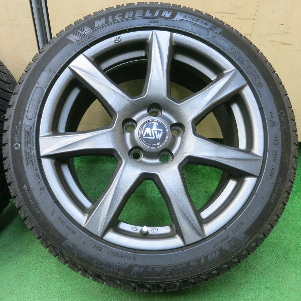 *送料無料* キレイ★ボルボ 等 MSW O・Z 235/45R17 スタッドレス ミシュラン X-ICE3+ 17インチ OZ PCD108/5H★4031903イス