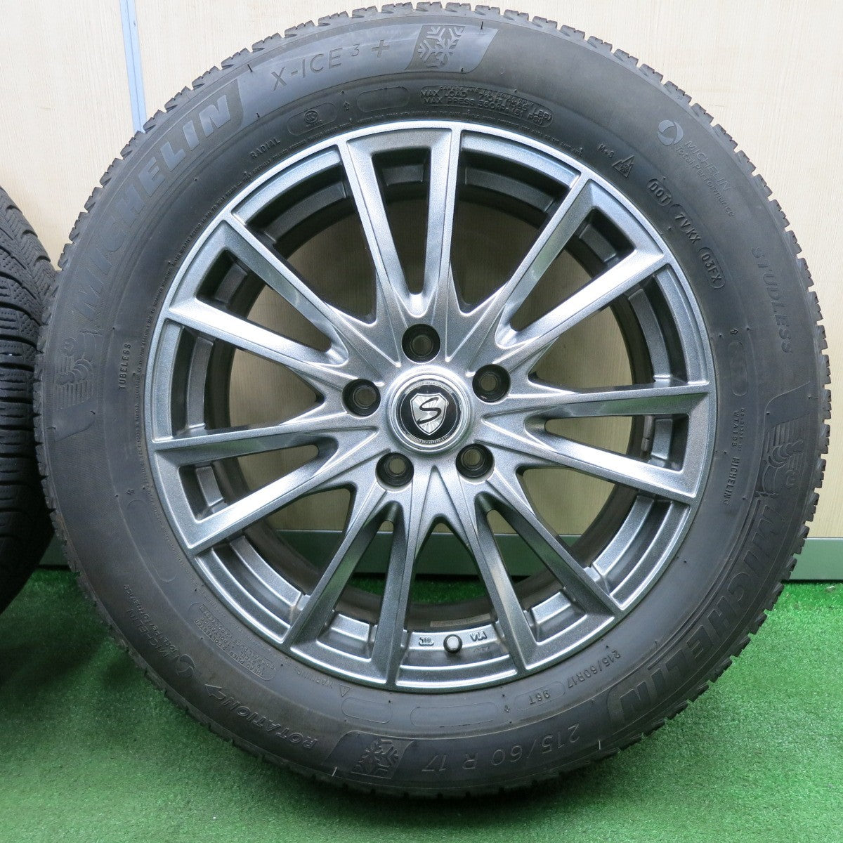 *送料無料* バリ溝！キレイ！8.5分★スタッドレス 215/60R17 ミシュラン X-ICE3+ STRANGER ストレンジャー 17インチ PCD114.3/5H★4033001NJス